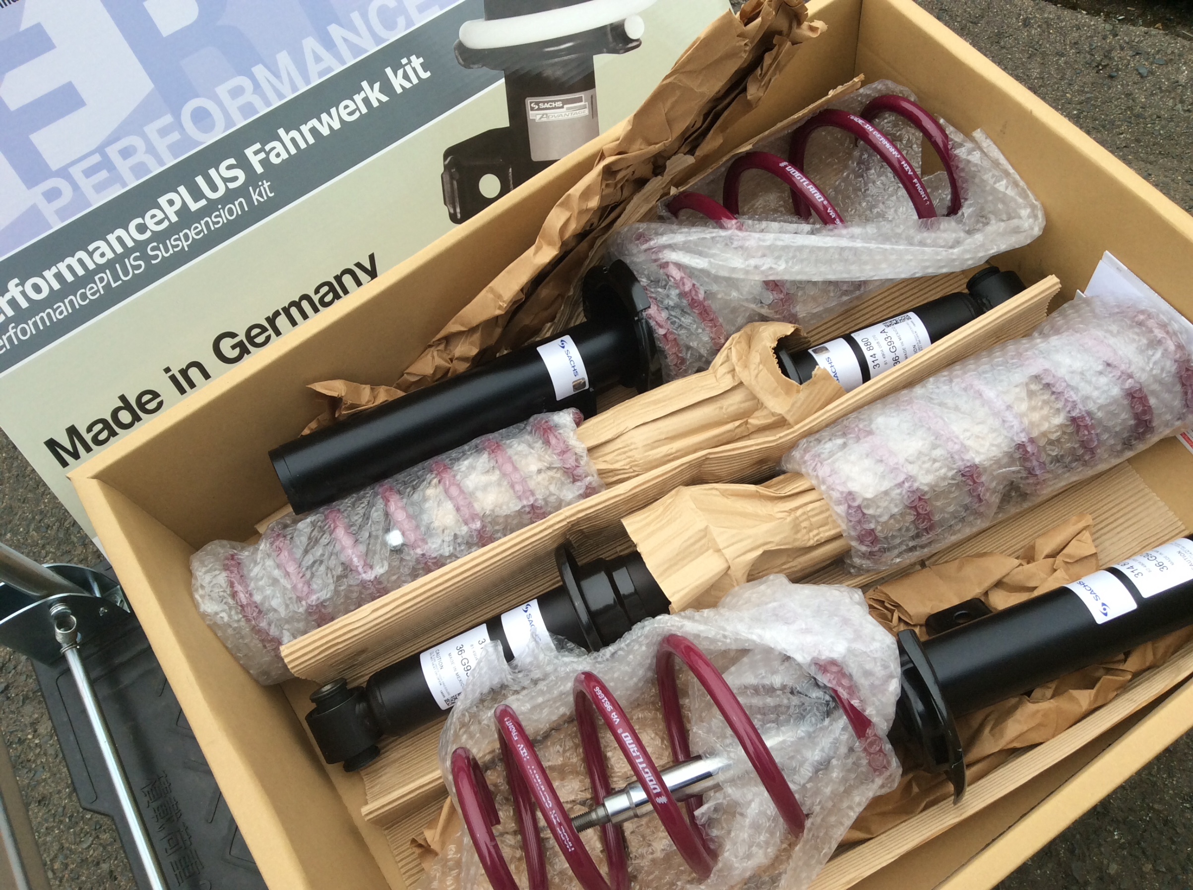 SACHS Performance PLUS 」純正形状のサスペンションキットです