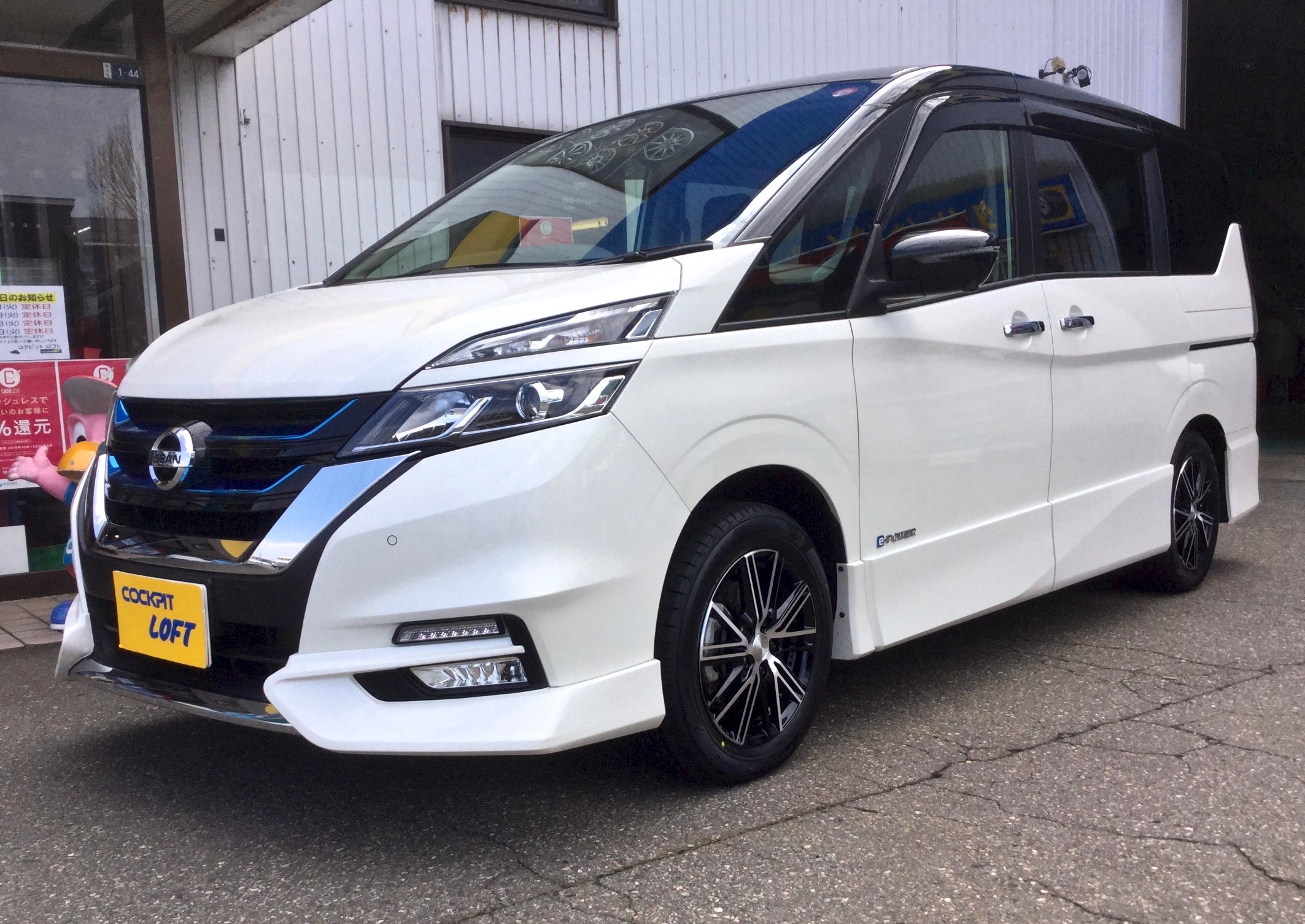 日産 セレナにタイヤ・ホイール両方ブリヂストンブランドを装着