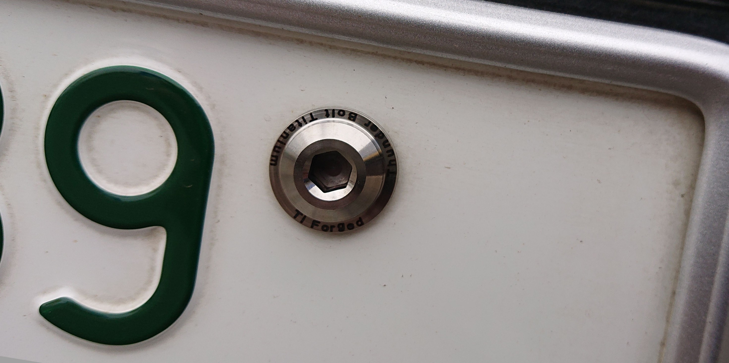 日本初公開 !! 新登場 !! 鍛造チタニウム製 ライセンスボルト