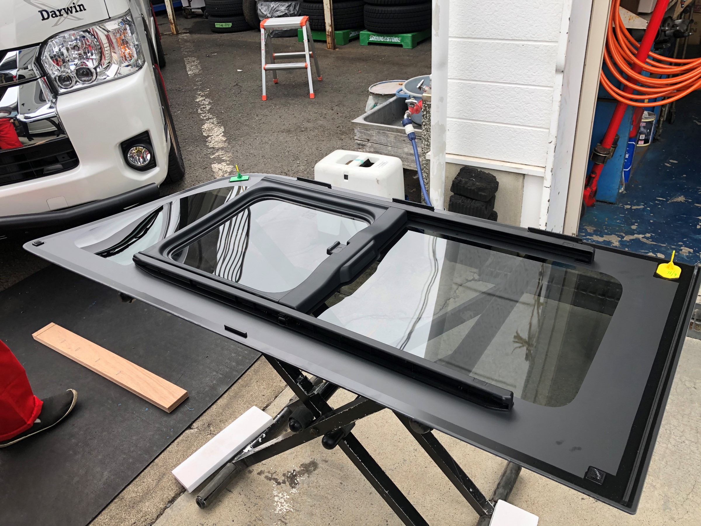 ハイエース スライドドアガラス 小窓付き 5ドア 運転席側 ハイエース