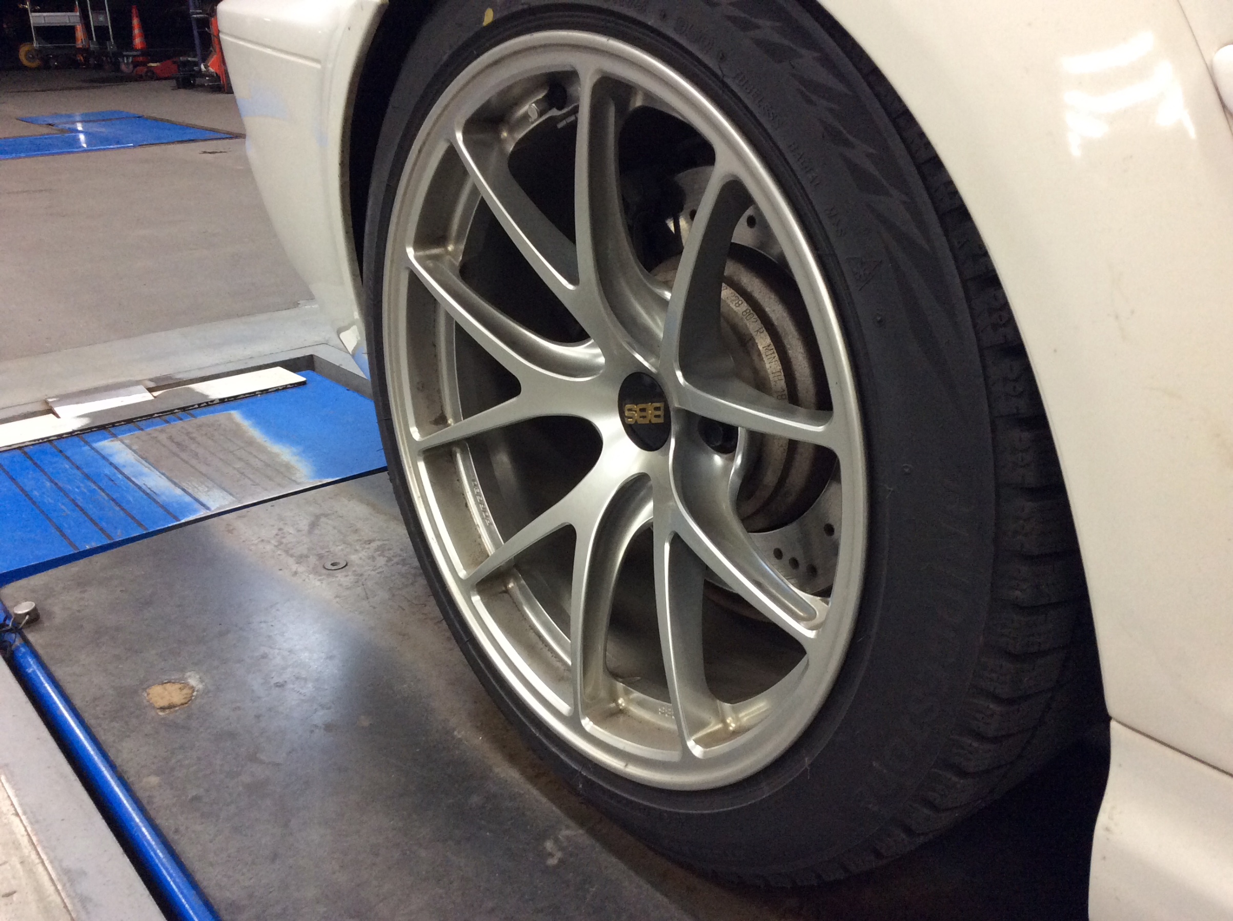 ■専用■廃盤モデル＆限定カラー■傷汚れ錆あり※変速つき／白タイヤ 自動車のカラータイヤを開発するプロジェクト～なぜタイヤの色は黒だけ