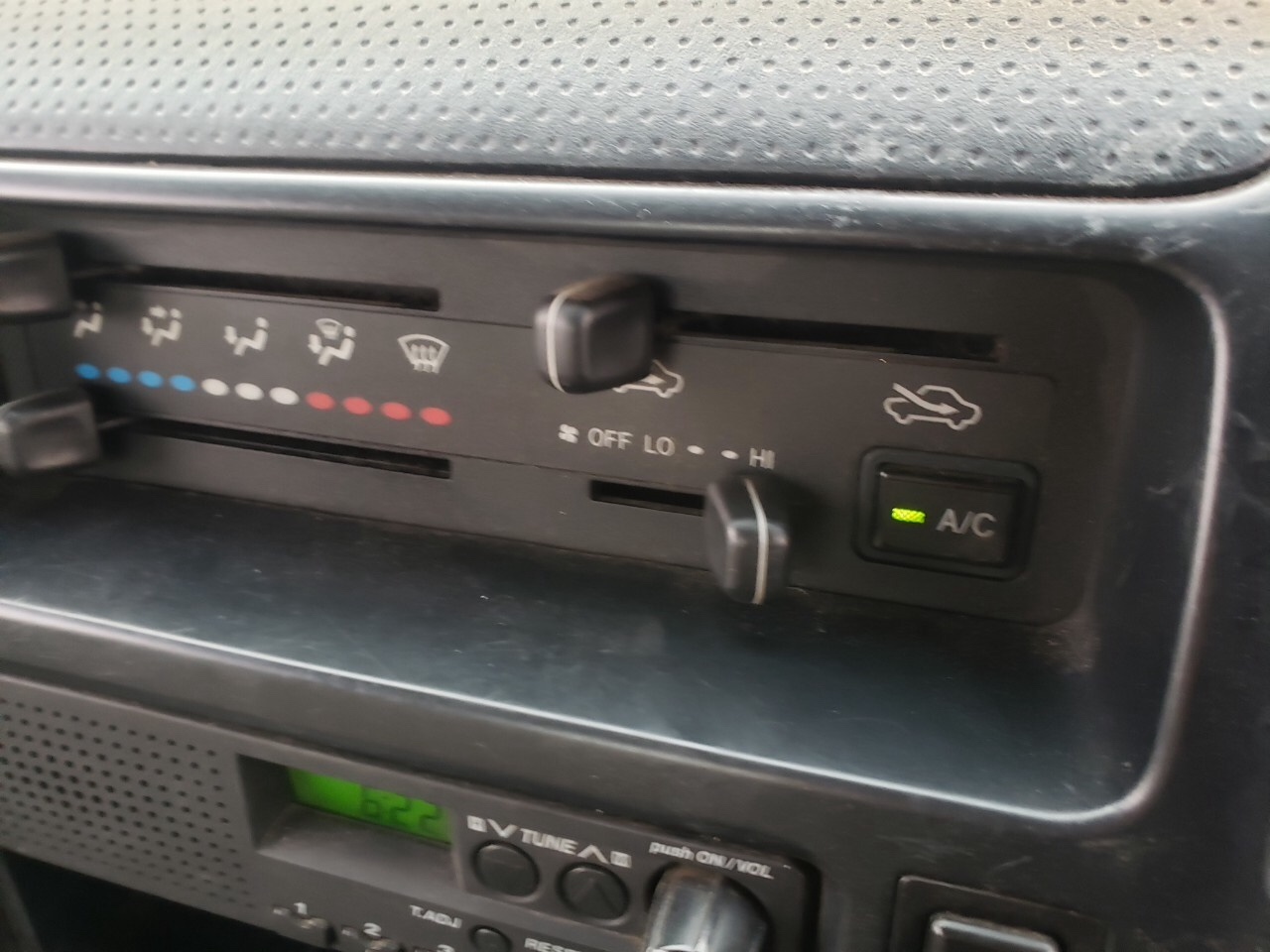 ダイナ エアコン修理 スタッフ 日記 コクピット 荒井 車のカスタマイズにかかわるスタッフより