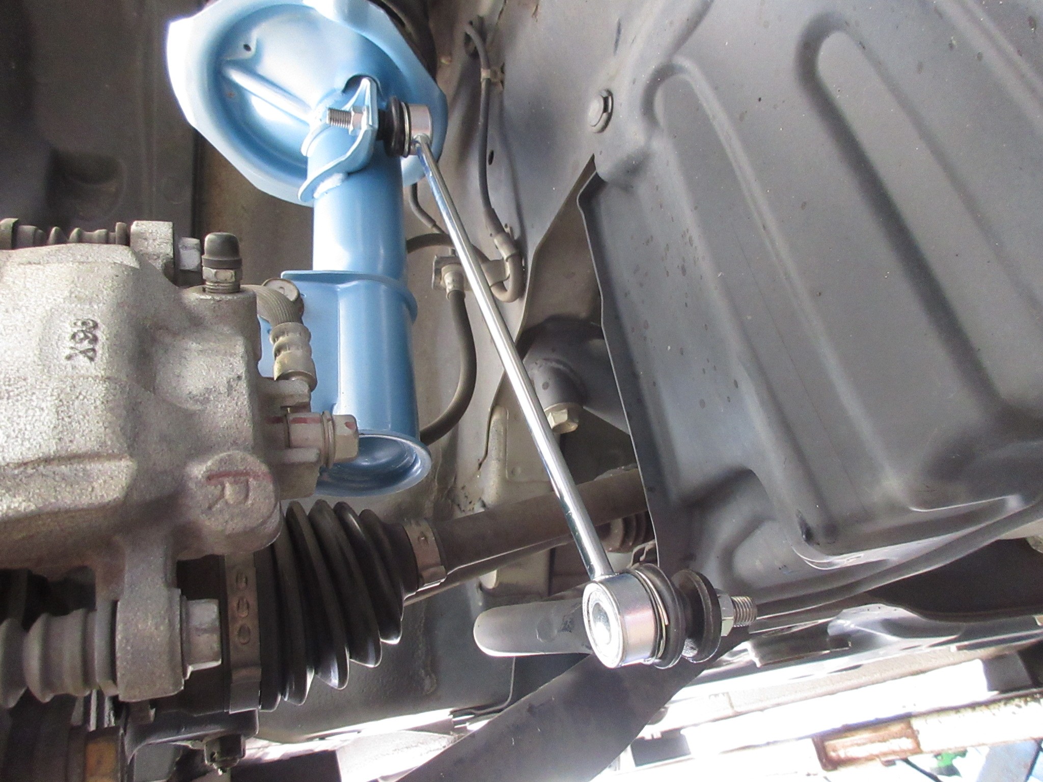 新車時の乗り心地を取り戻すなら こんな方法もありますよ Zc71スイフトに Kyb New Sr Specialダンパー の取り付け スズキ スイフト 店長アサコのブログ コクピット 55 車のカスタマイズにかかわるスタッフより