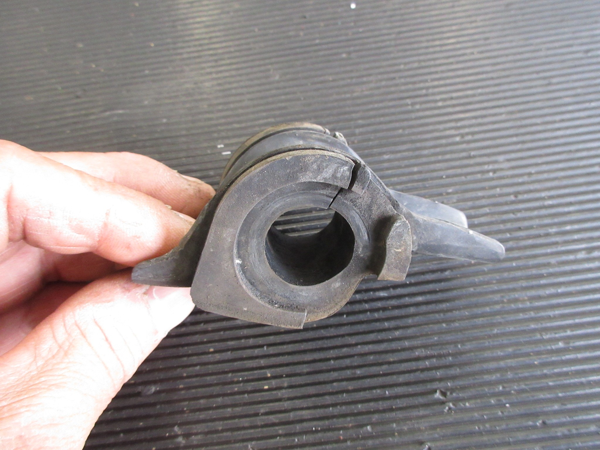 新車時の乗り心地を取り戻すなら こんな方法もありますよ Zc71スイフトに Kyb New Sr Specialダンパー の取り付け スズキ スイフト 店長アサコのブログ コクピット 55 車のカスタマイズにかかわるスタッフより