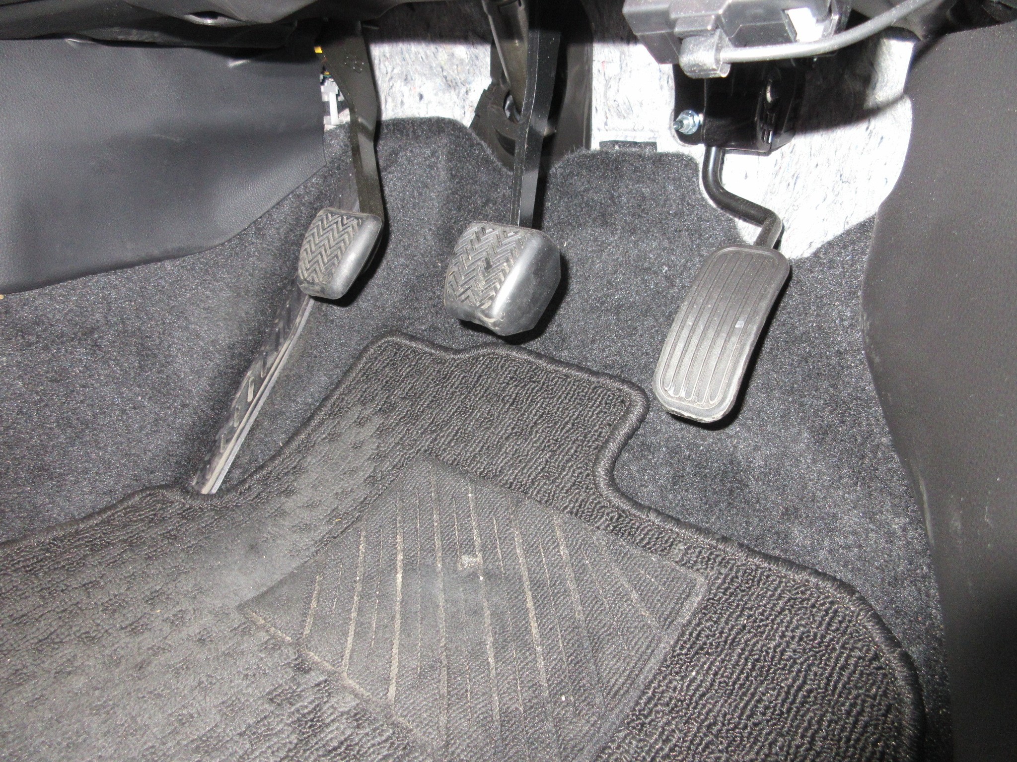 カローラスポーツにアルミペダル装着 トヨタ カローラスポーツ インテリア インテリア ステアリング シート交換 Staff日記 コクピット さつま貝塚 車のカスタマイズにかかわるスタッフより