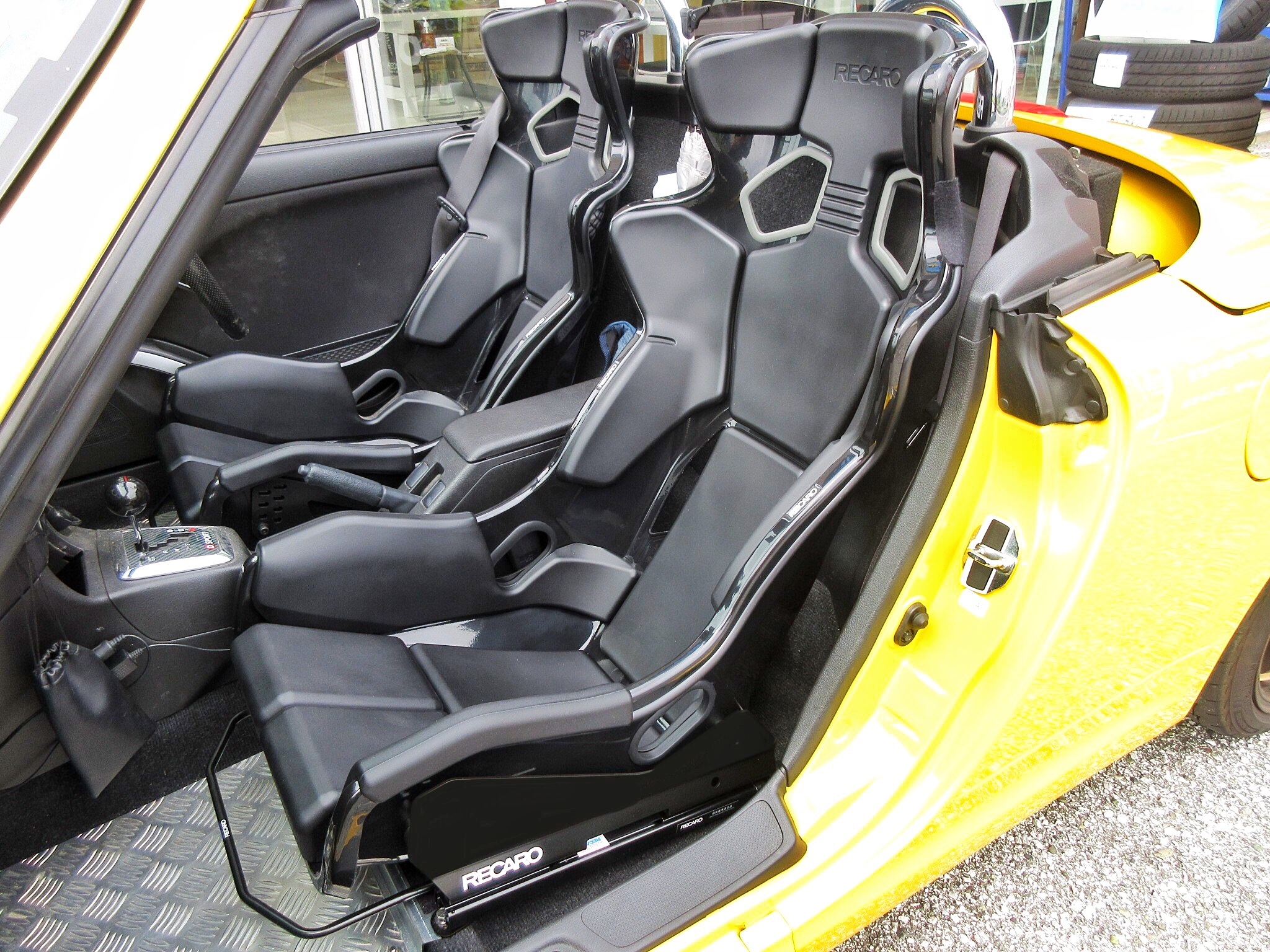 2脚セットだと見た目もスパルタン！” レカロ PRO RACER RMS