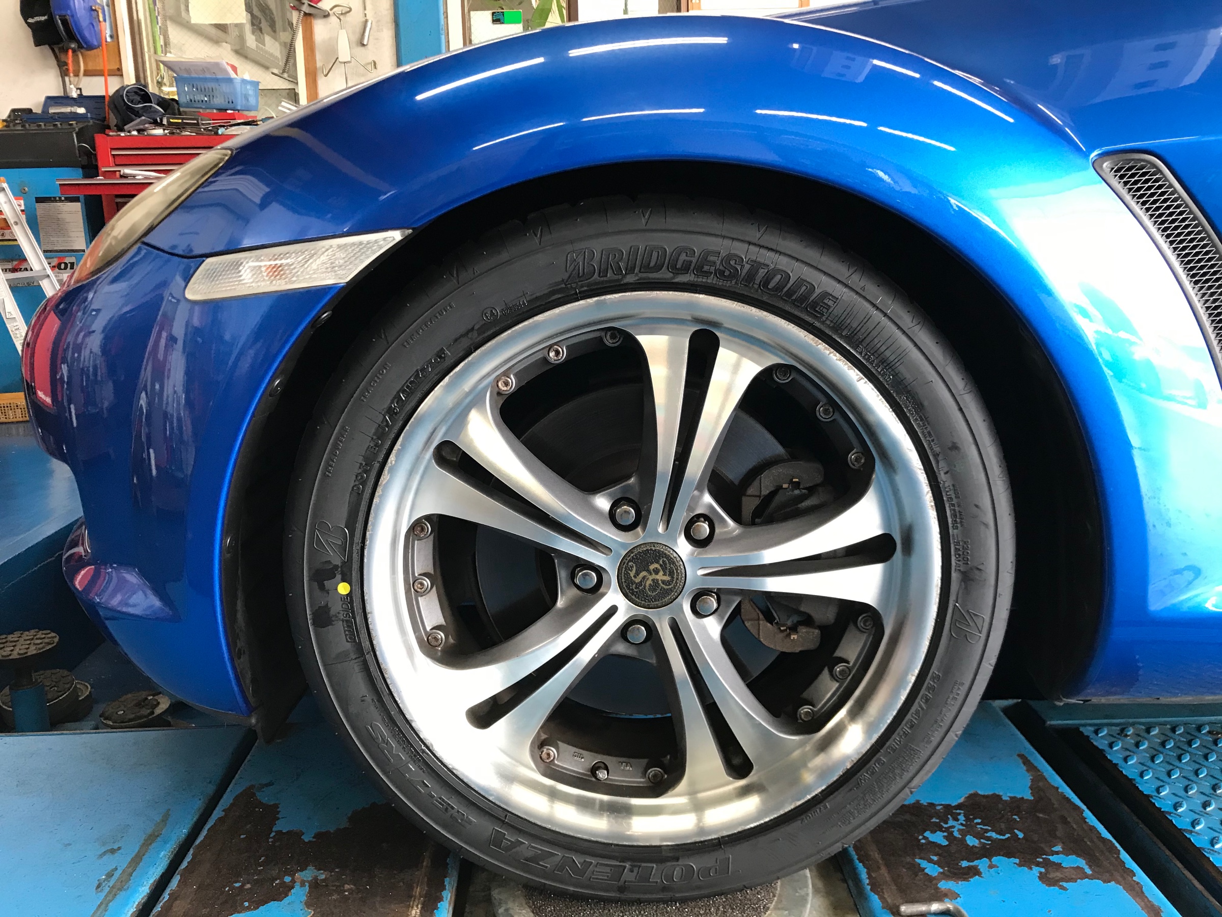 マツダ Rx 8のタイヤ交換とアライメント マツダ Rx 8 カスタマイズ日記 コクピット 相模原 車 のカスタマイズにかかわるスタッフより