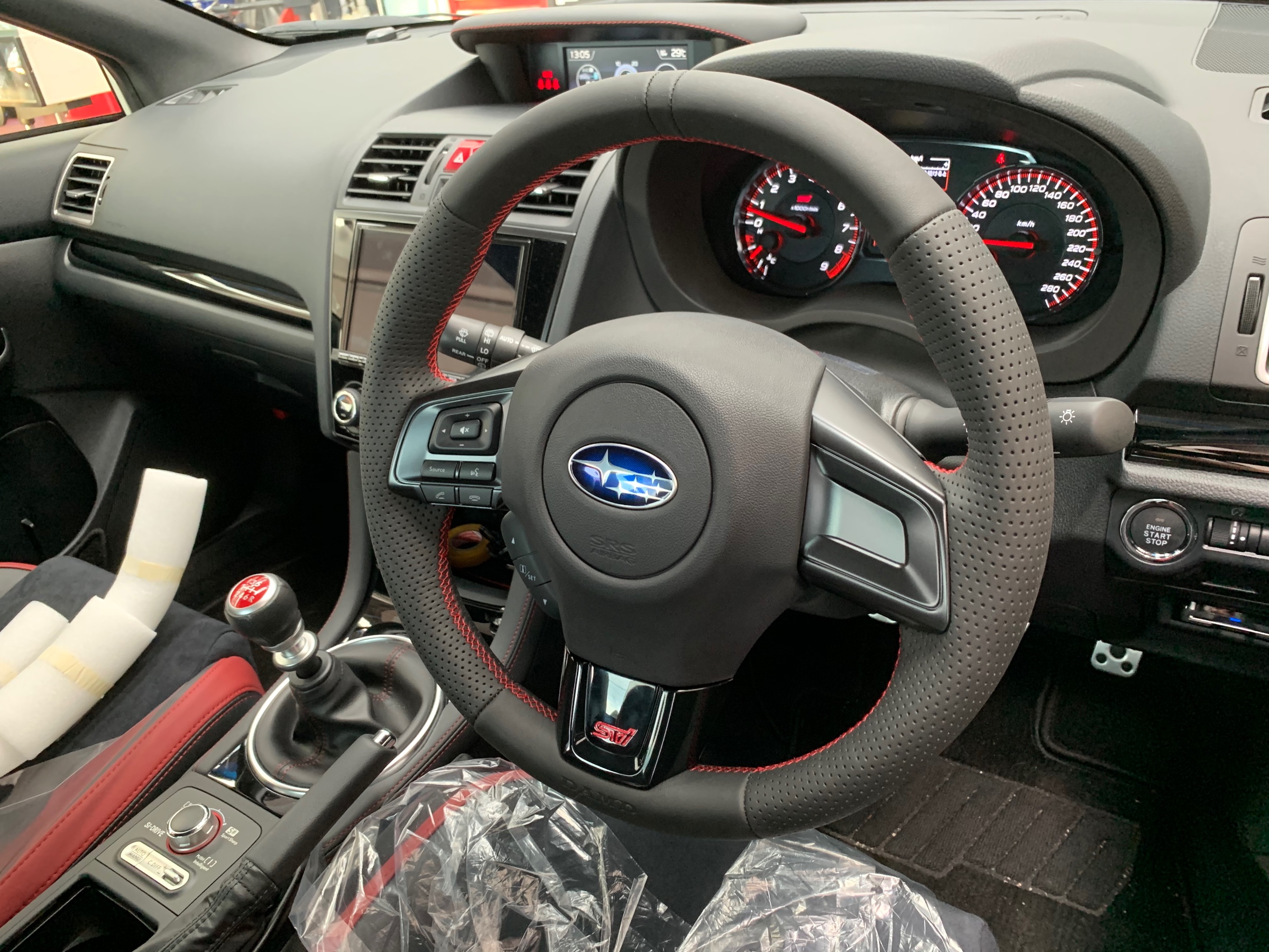 Wrx Sti ステアリング交換 アライメント スバル Wrx Sti スタッフ 日記 コクピット 荒井 車のカスタマイズにかかわるスタッフより