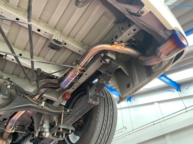 ◇TOYOTA HIACE [KDH206V] GANADORマフラー取付&VALENTIテールランプ