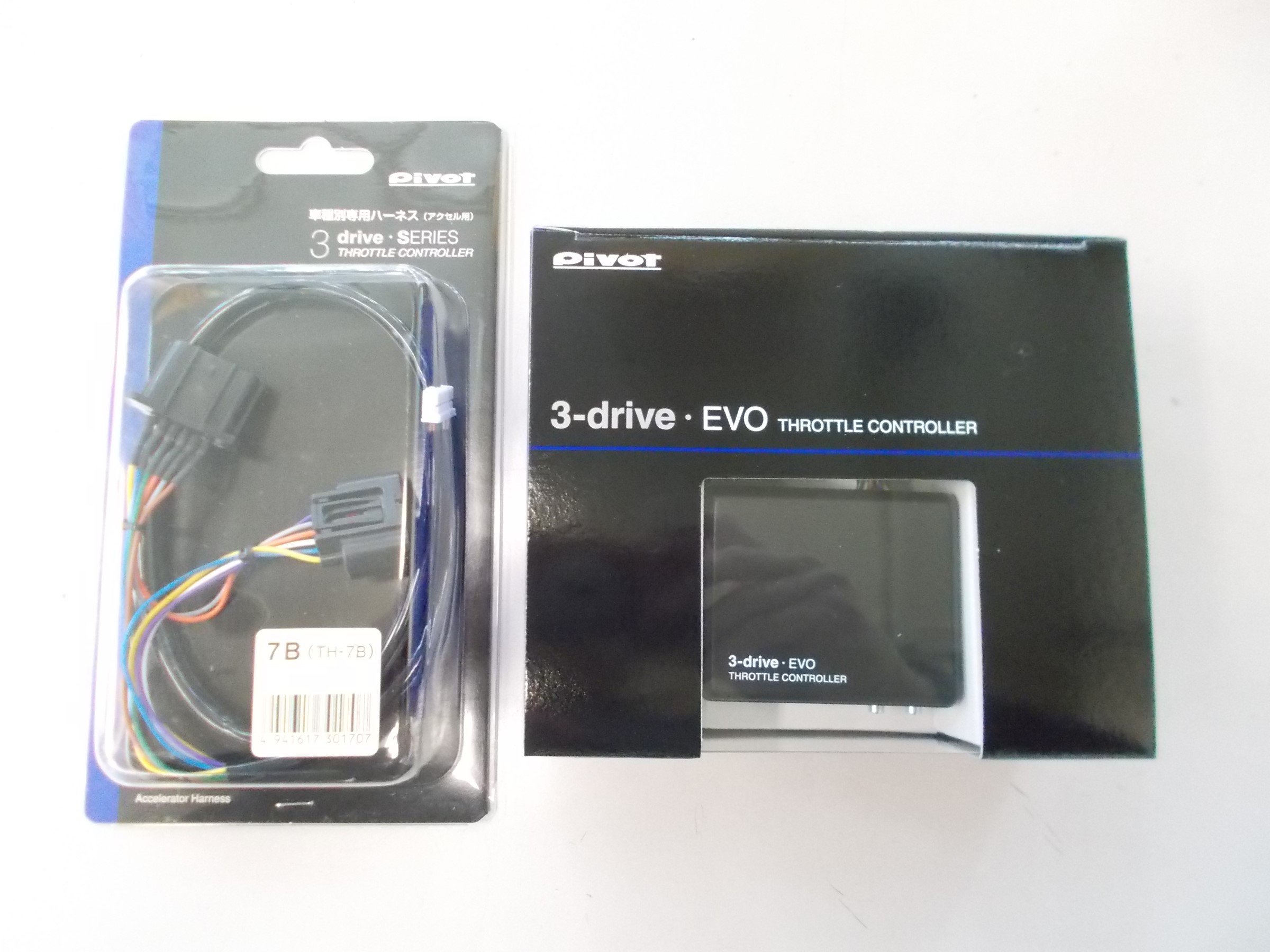 フィットRS Pivot製電子スロットルコントローラー「3-drive・EVO」装着 