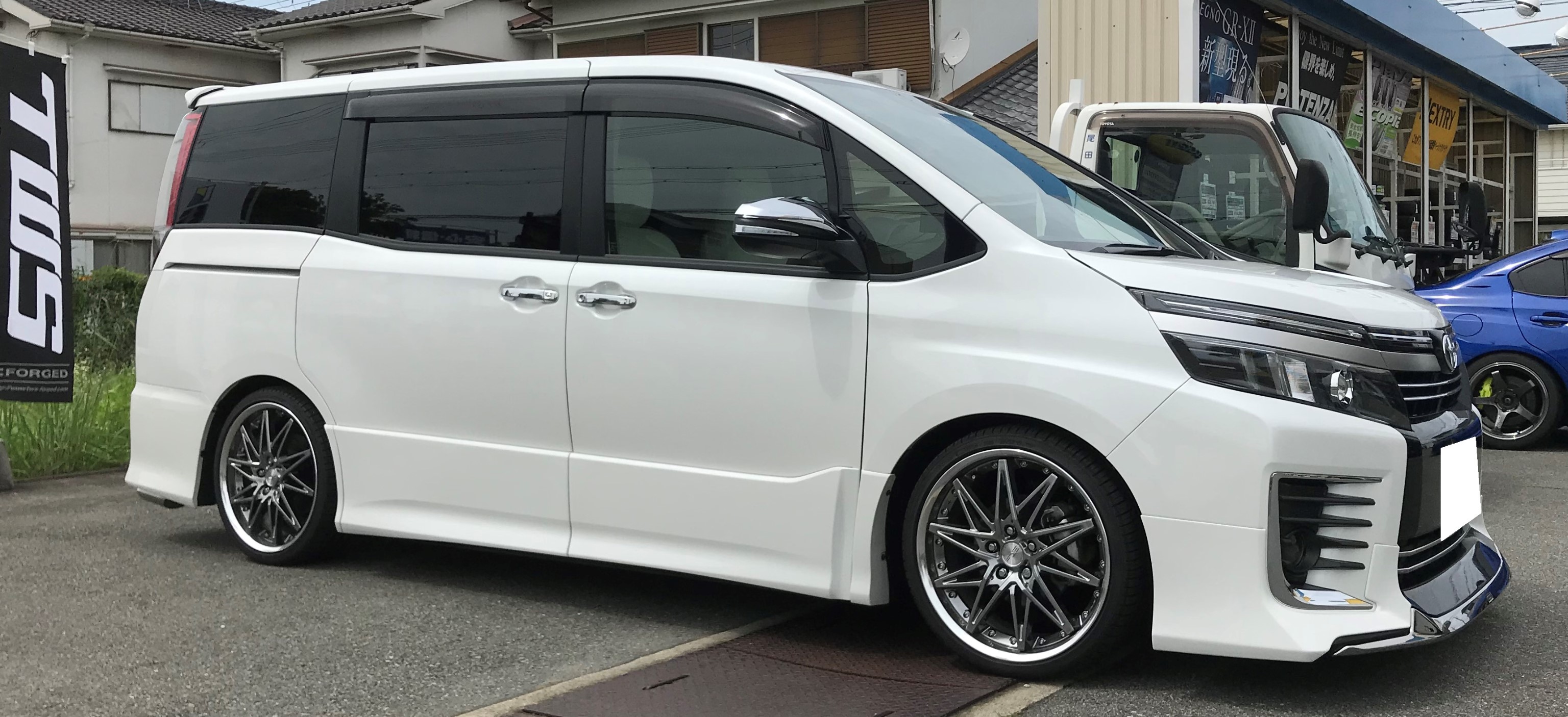 クラッツィオ シートカバー 取り付け トヨタ ヴォクシー スタッフ日記 スタイルコクピット ズーム 車 のカスタマイズにかかわるスタッフより