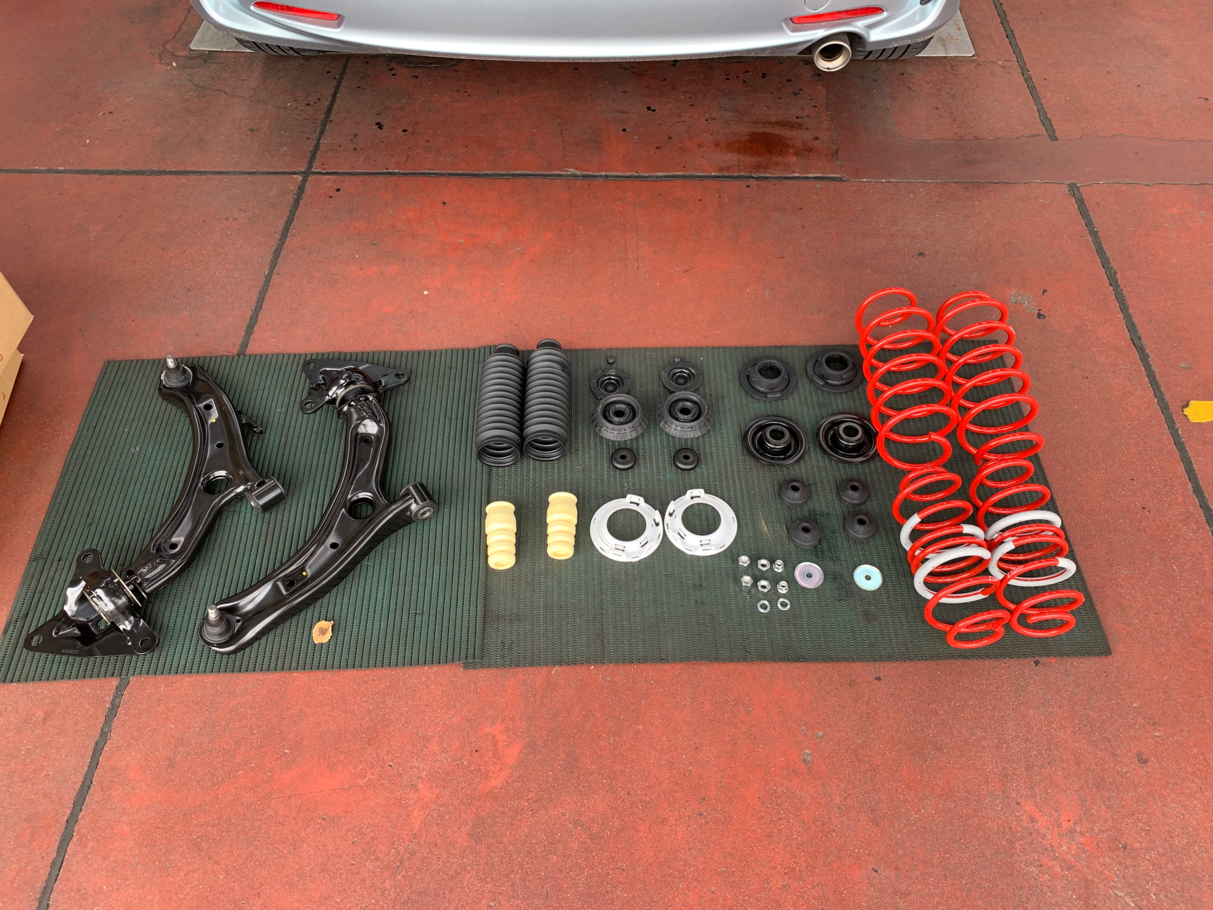 フィット 足回り異音修理 ホンダ フィット スタッフ 日記 コクピット 荒井 車のカスタマイズにかかわるスタッフより
