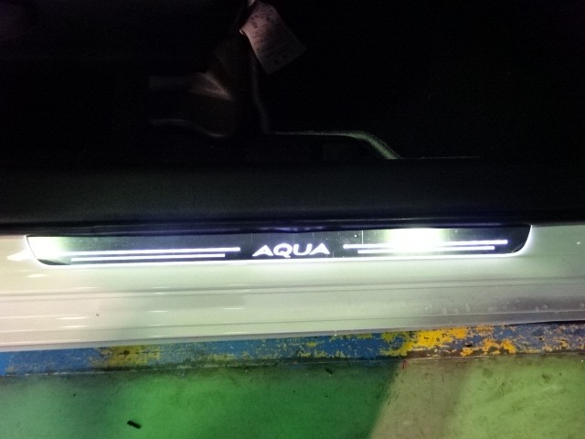 アクア AQUA LED スカッフプレート 白 流れる シーケンシャル