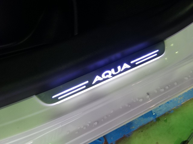 アクア AQUA LED スカッフプレート 白 流れる シーケンシャル