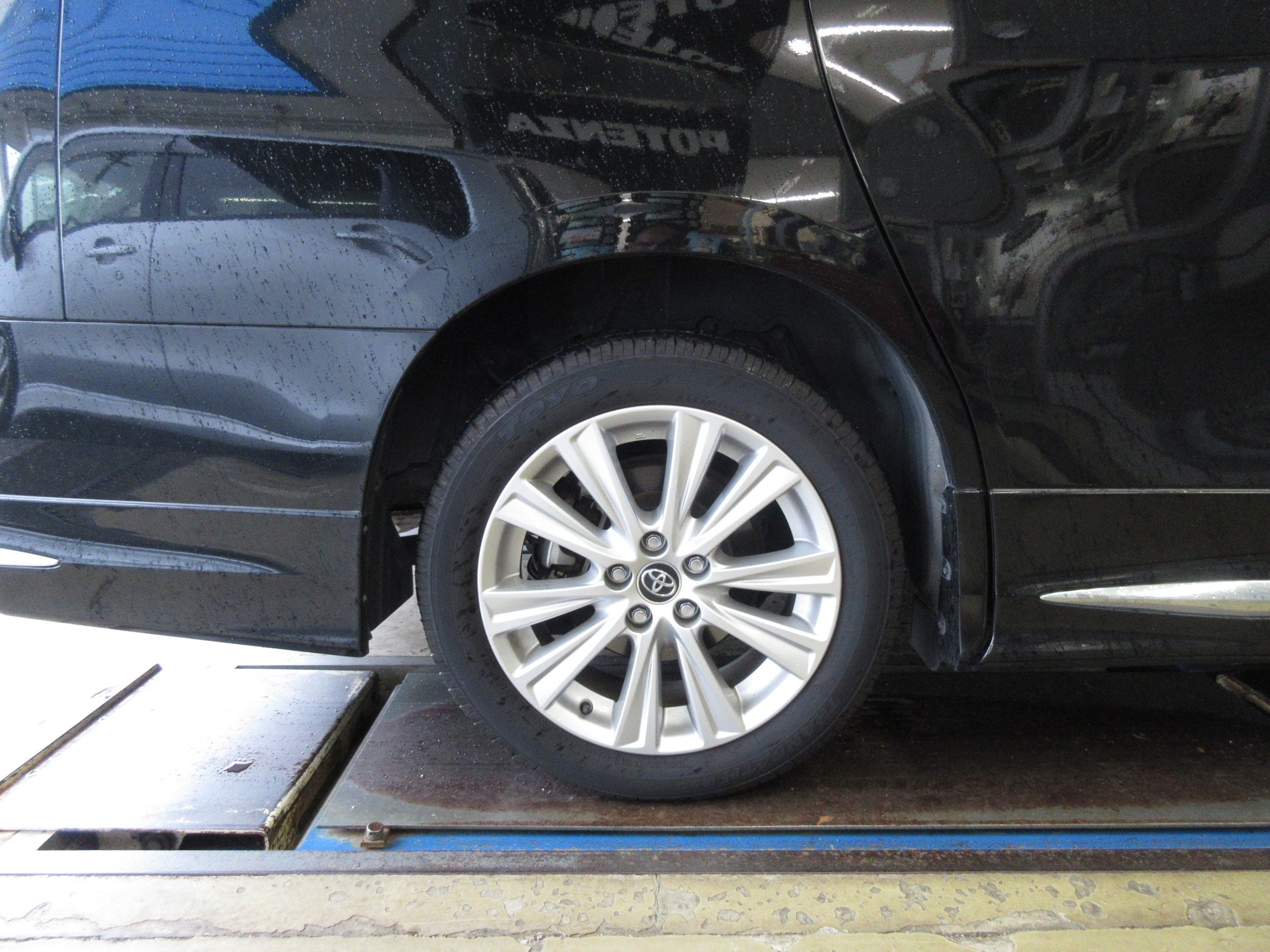 連続入庫のヴェルファイアハイブリッドに車高調の取り付け！もちろん