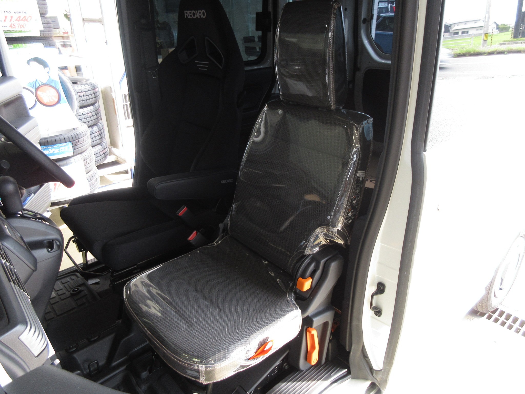 せっかくレカロシートを買ったけど座れないから もう一脚買っちゃいました ホンダ N Van Jj1 の助手席に Recaro Sr 7f Gu100 の取り付け ホンダ N Van 店長アサコのブログ コクピット 55 車のカスタマイズにかかわるスタッフより