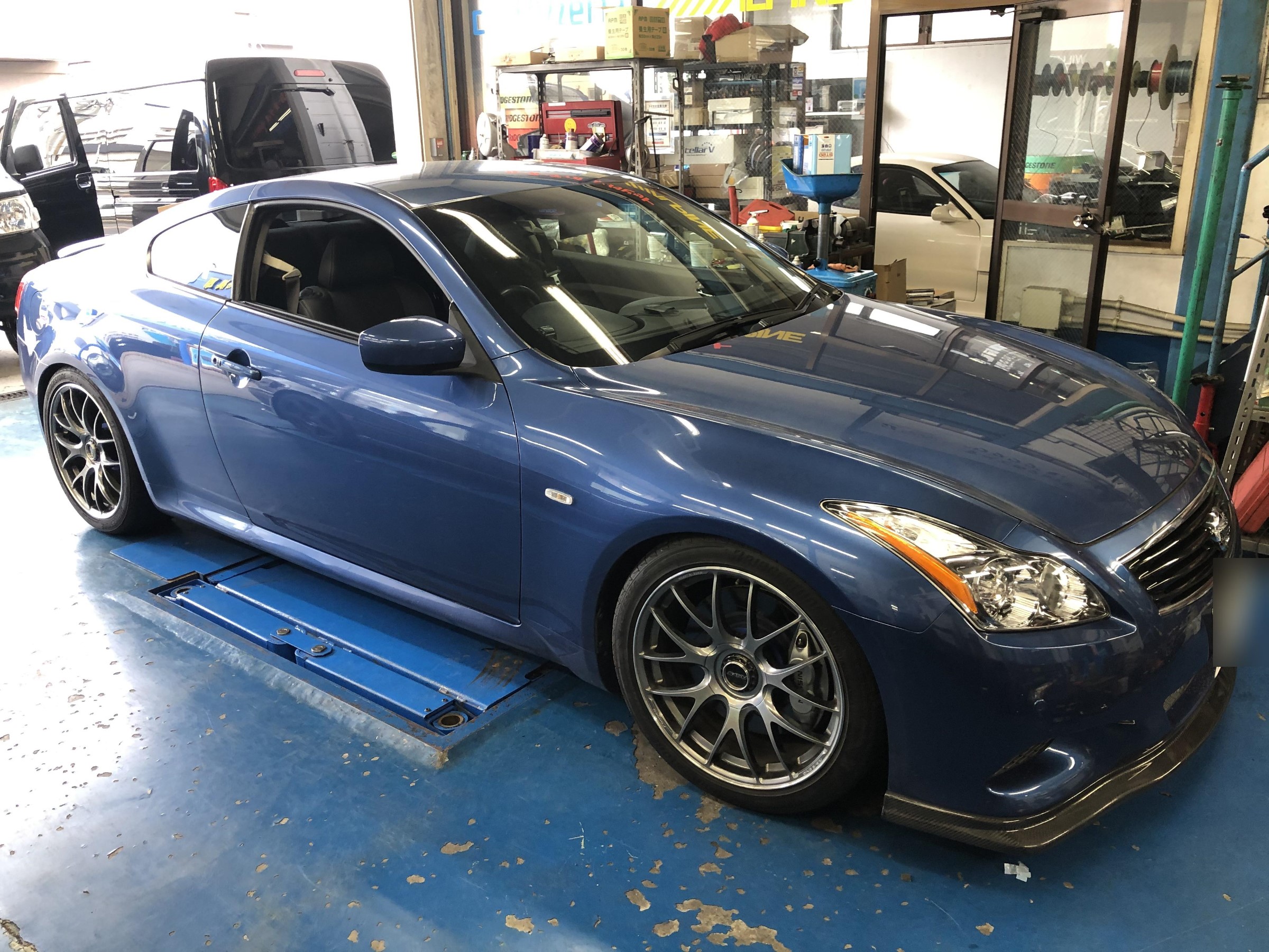 スカイラインckv36 パンク修理 ヘッドライト交換 日産 スカイライン その他パーツ タイヤ パンク修理 カスタマイズ日記 コクピット 相模原 車のカスタマイズにかかわるスタッフより