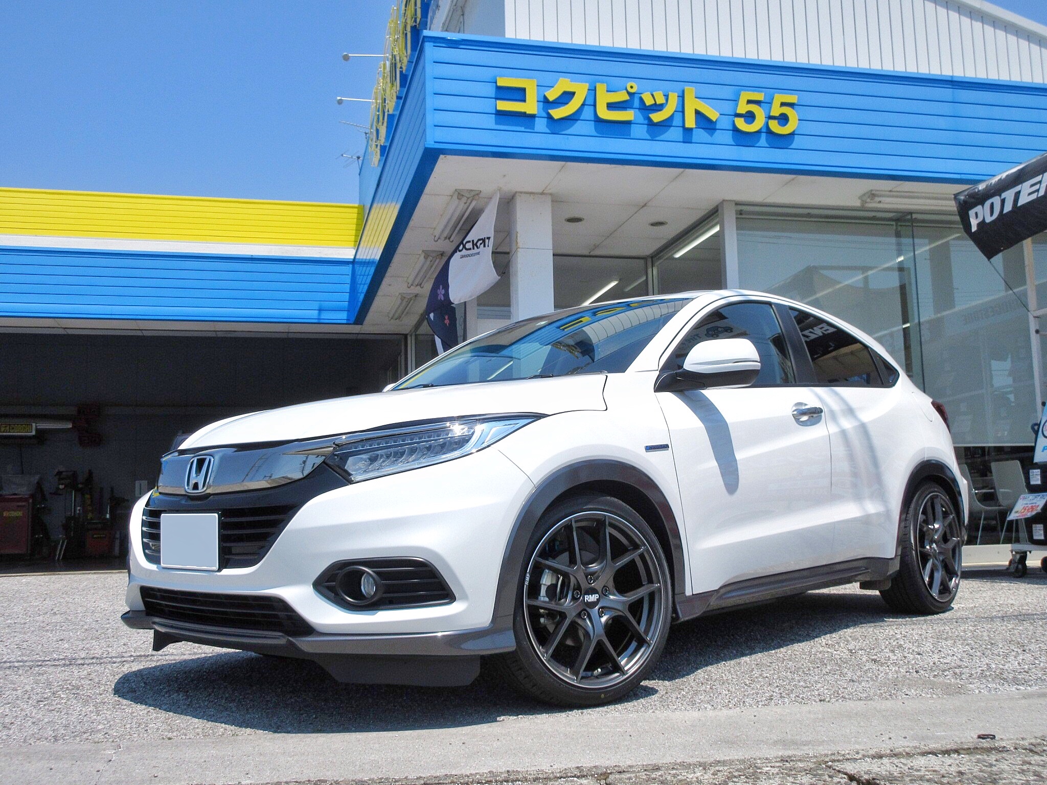 はちきんも納得の仕上がり 新車のヴェゼル ハイブリッド Awd Ru4 が ついに完成です ホンダ ヴェゼルハイブリッド 店長アサコのブログ コクピット 55 車のカスタマイズにかかわるスタッフより