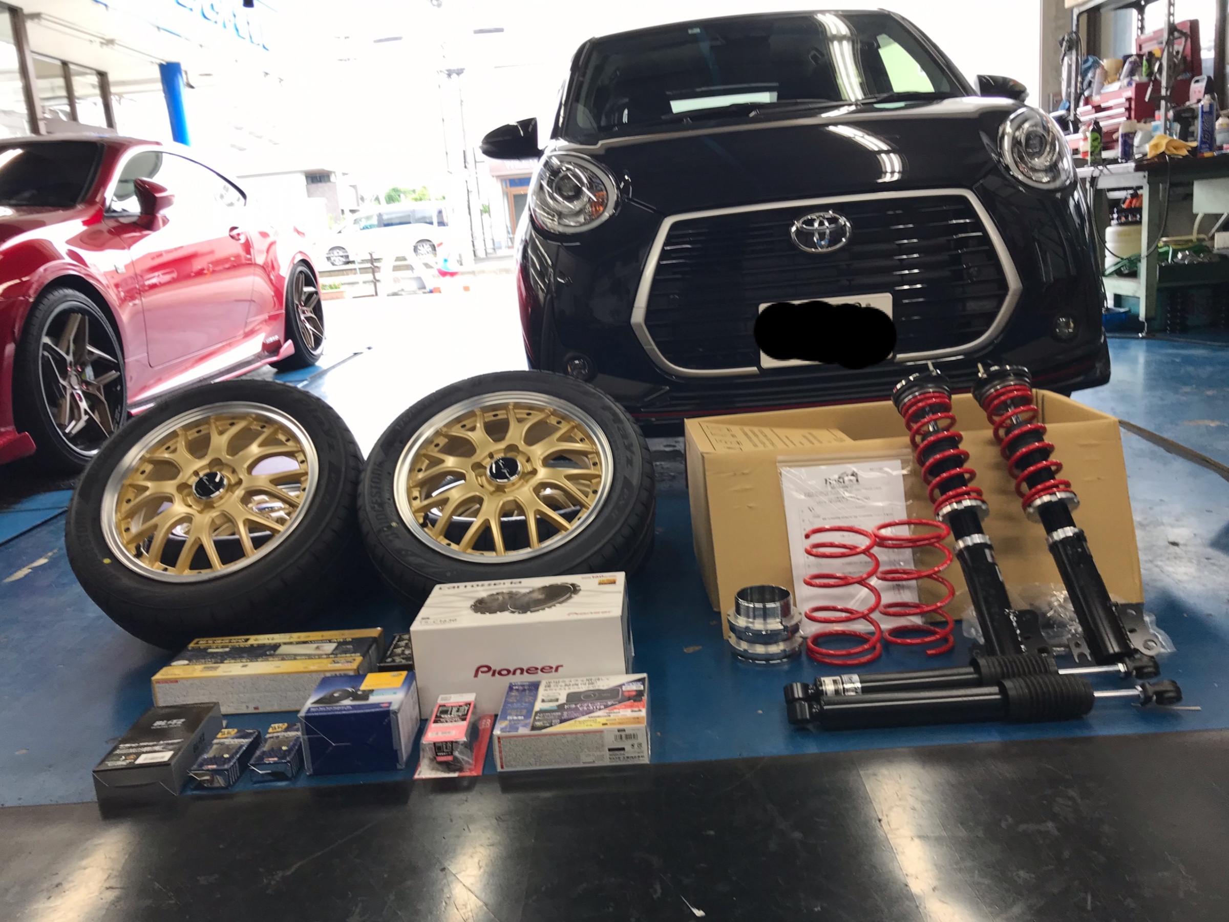 トヨタ パッソ 足元をおしゃれにかっこよくカスタマイズ トヨタ パッソ カスタマイズ日記 コクピット 相模原 車 のカスタマイズにかかわるスタッフより