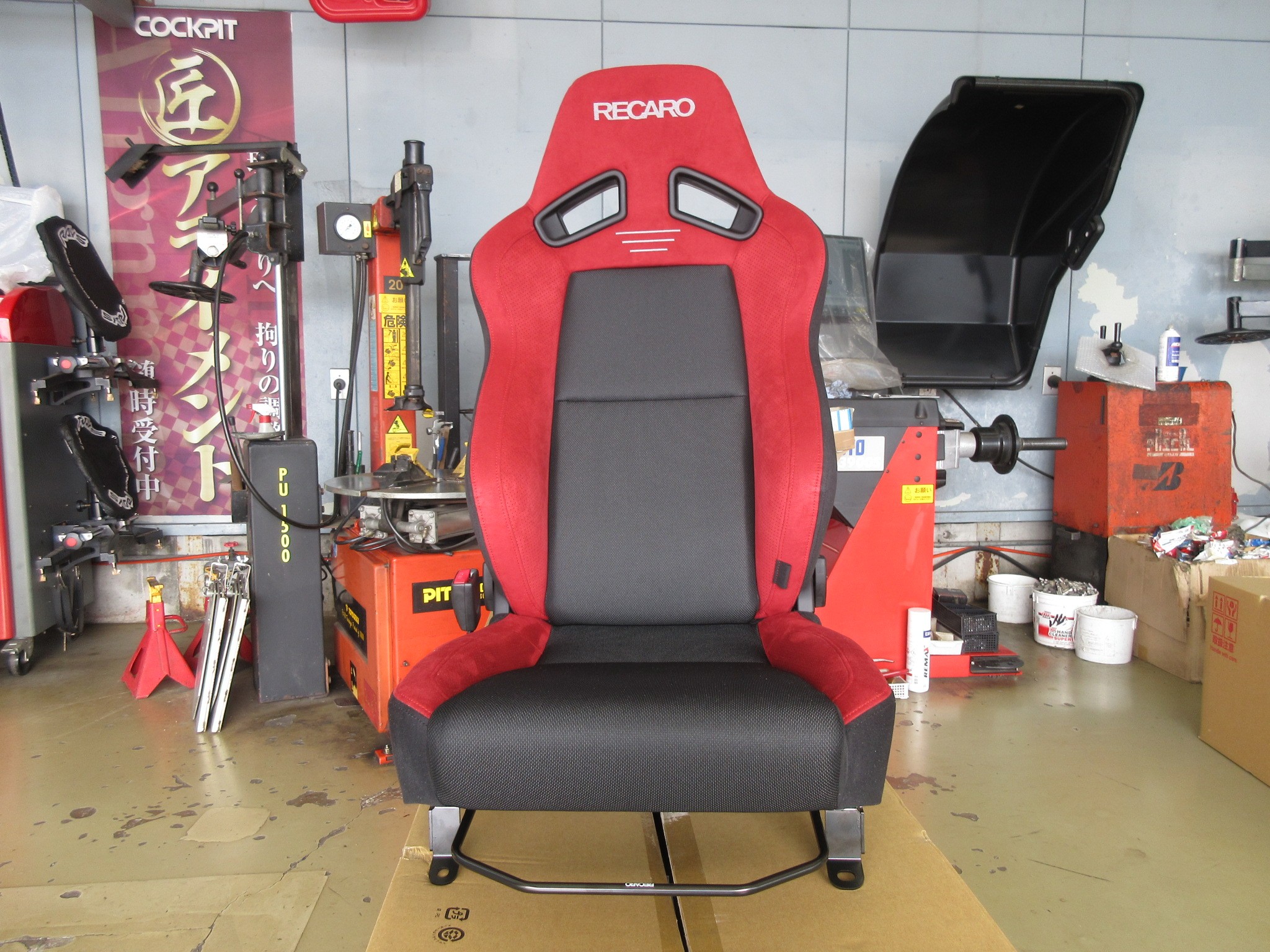 純正シートがお疲れ気味だったフェアレディZ(Z33)に、レカロ 純正シートがお疲れ気味だったフェアレディZ(Z33)に、レカロ