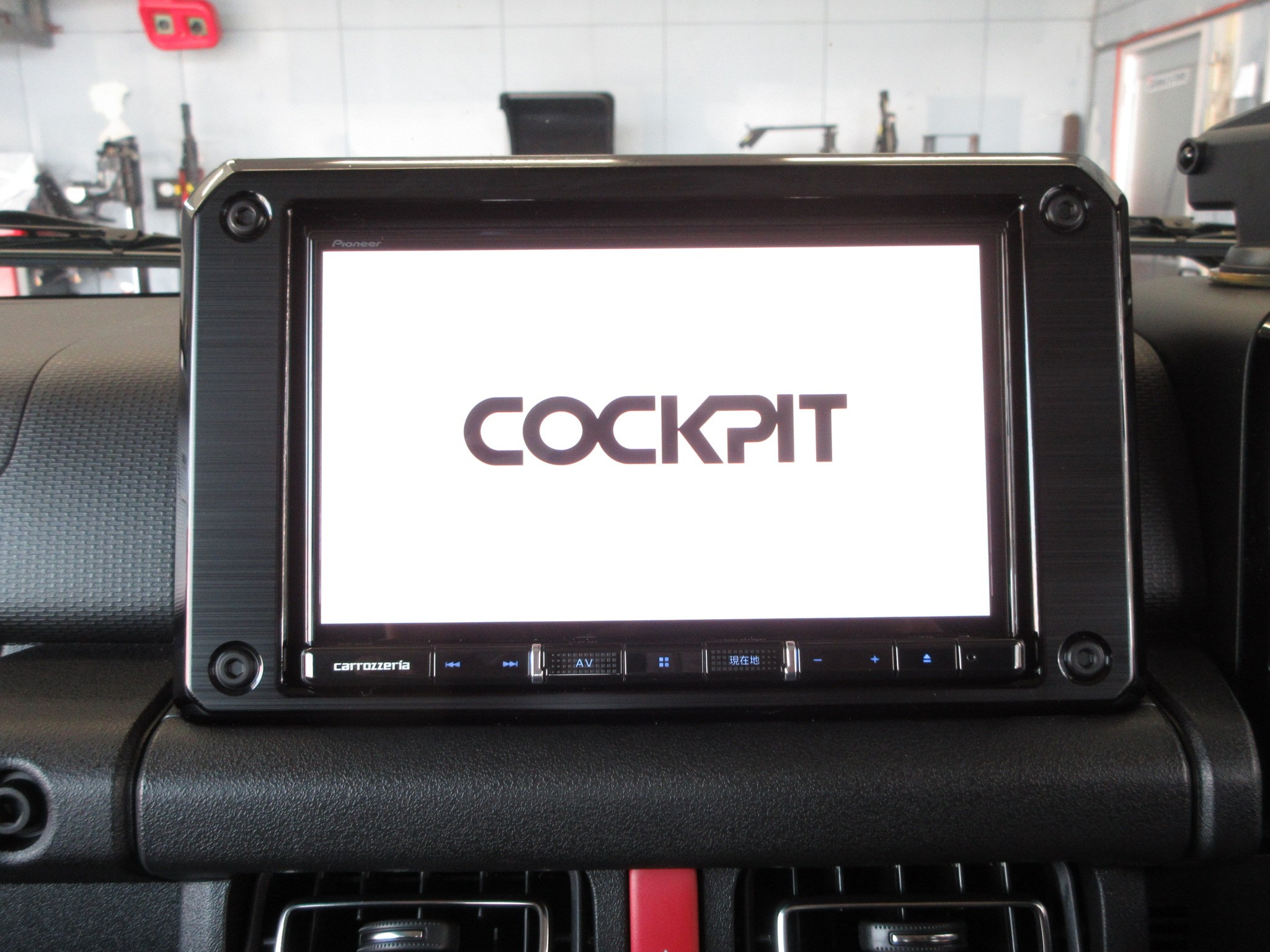 Jb64新型ジムニーが納車されたら 当店で大人気の ナビゲーション バックカメラ Etc 3点セット がオススメですよ スズキ ジムニー 店長アサコのブログ コクピット 55 車のカスタマイズにかかわるスタッフより