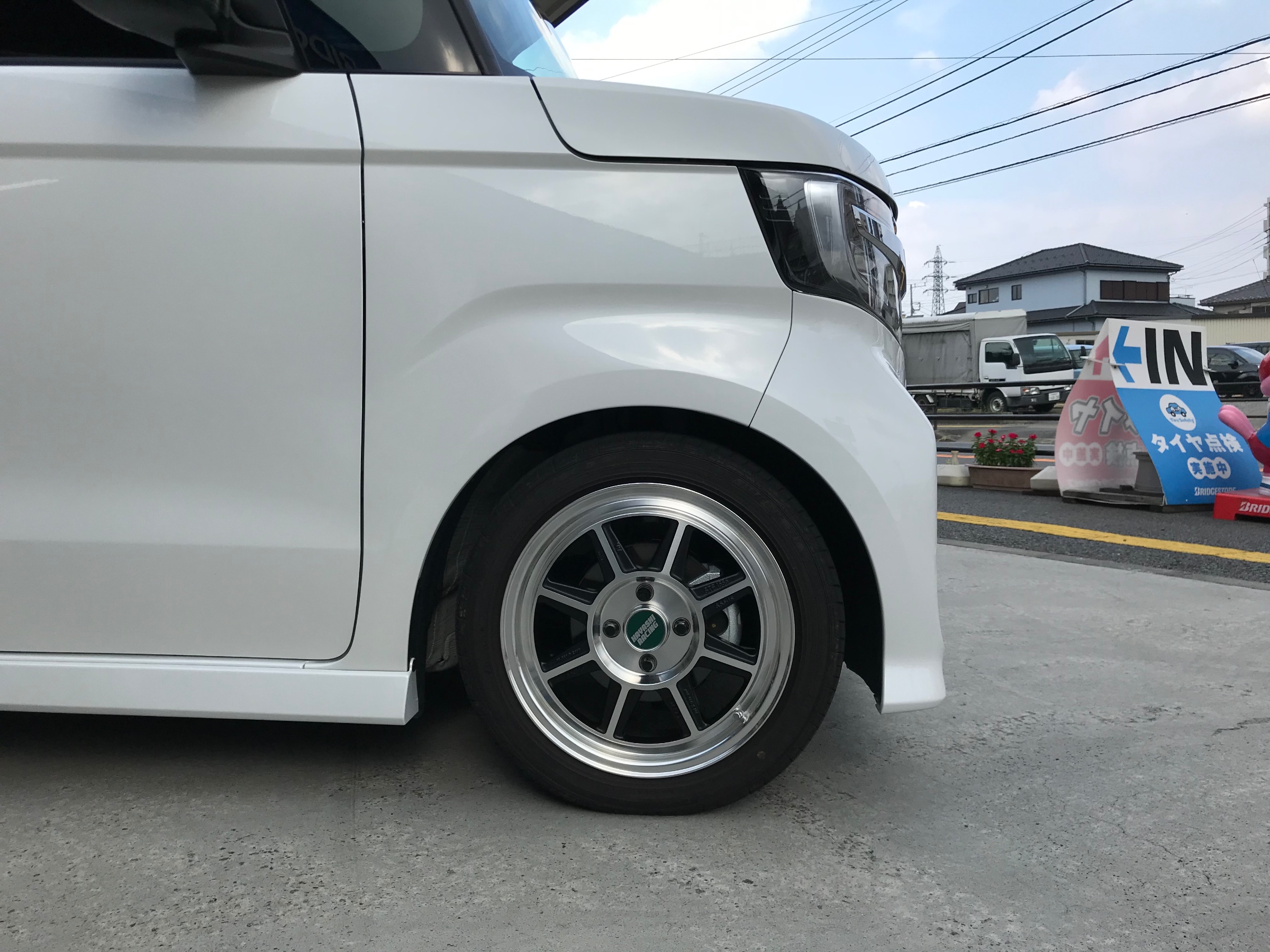ホンダ JF3 N-BOXカスタムを程よくローダウン | ホンダ N-BOXカスタム