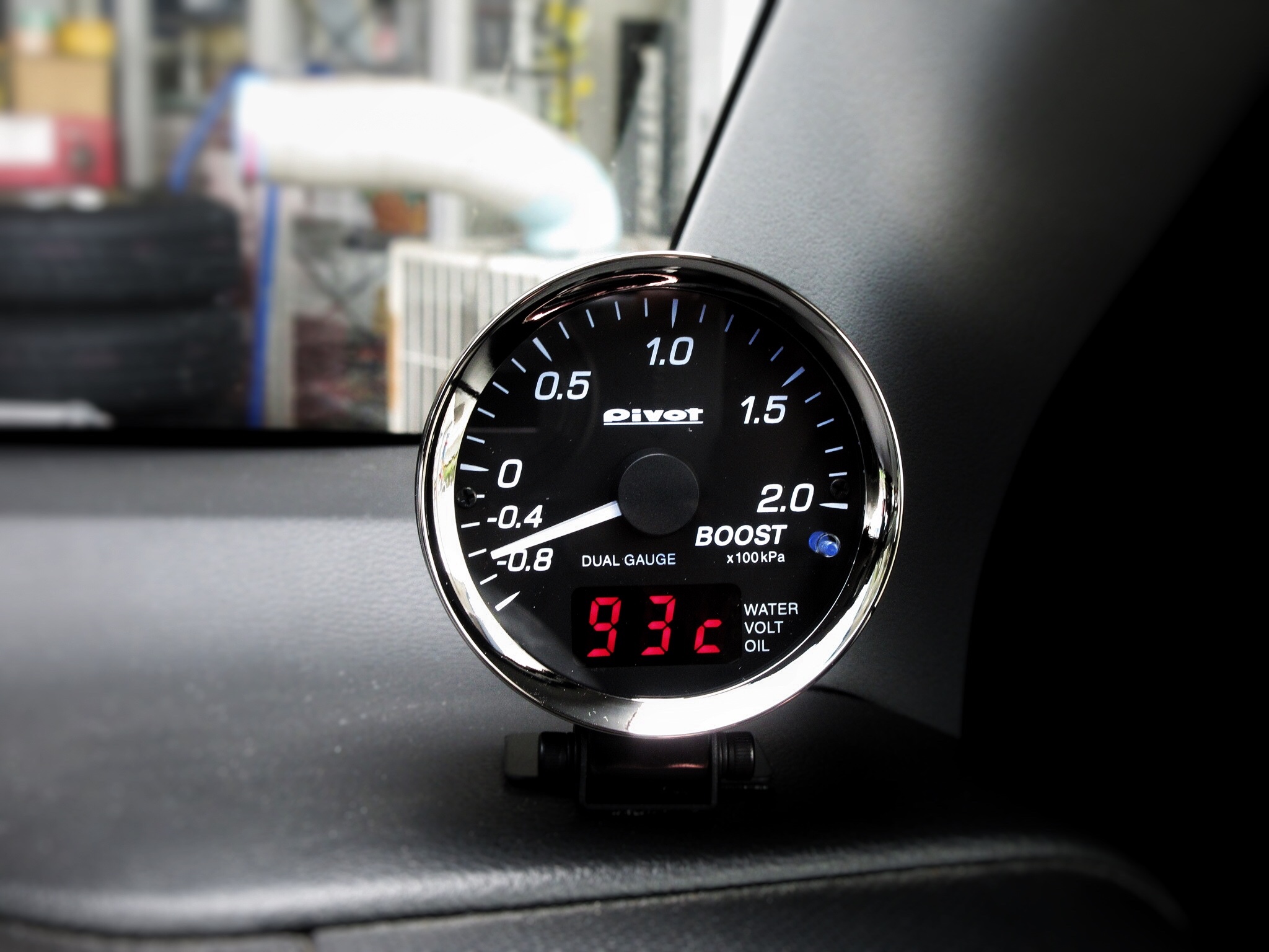 カプラーオンの簡単装着とデュアル表示が人気の理由 Pivot Dual Gauge Pro を2台のお車に取り付けました スズキ アルトワークス 店長アサコのブログ コクピット 55 車のカスタマイズにかかわるスタッフより