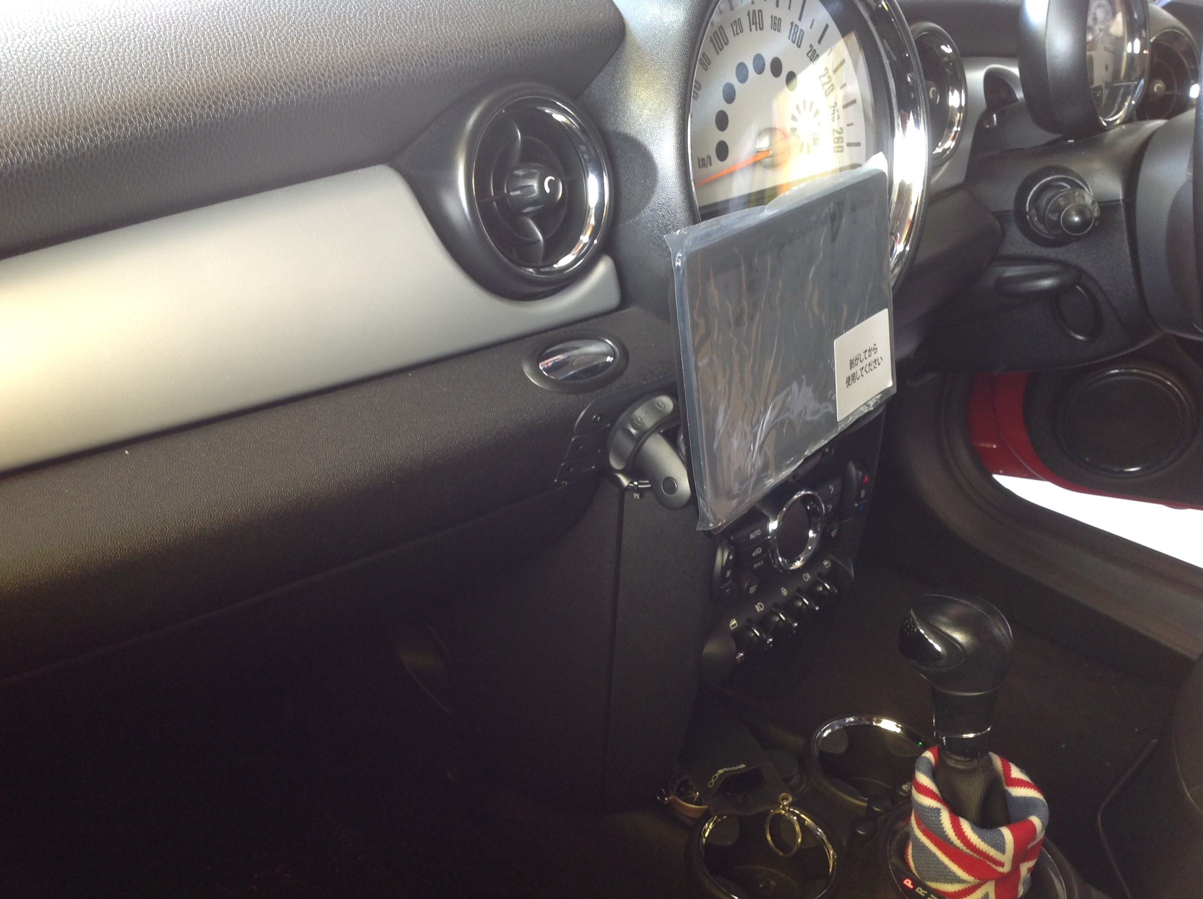 R56ミニさん 前後ドラレコ ポータブルナビ装着です Bmw Mini Av カーナビ ドライブレコーダー Etc Av カーナビ ドライブレコーダー Etc ナビゲーション取付 スタッフ日記 コクピット きねいわ 車 のカスタマイズにかかわるスタッフより