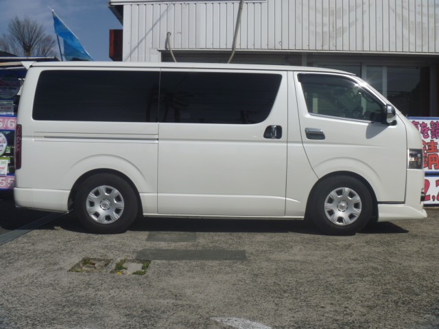 荷物で傾いた車の姿勢を正そう トヨタ ハイエース 足まわり サスペンション ブレーキ 足まわり サスペンション ブレーキ その他足回り関連パーツ アフターパーツ取り付け事例 コクピット 麻生 お店の得意技紹介