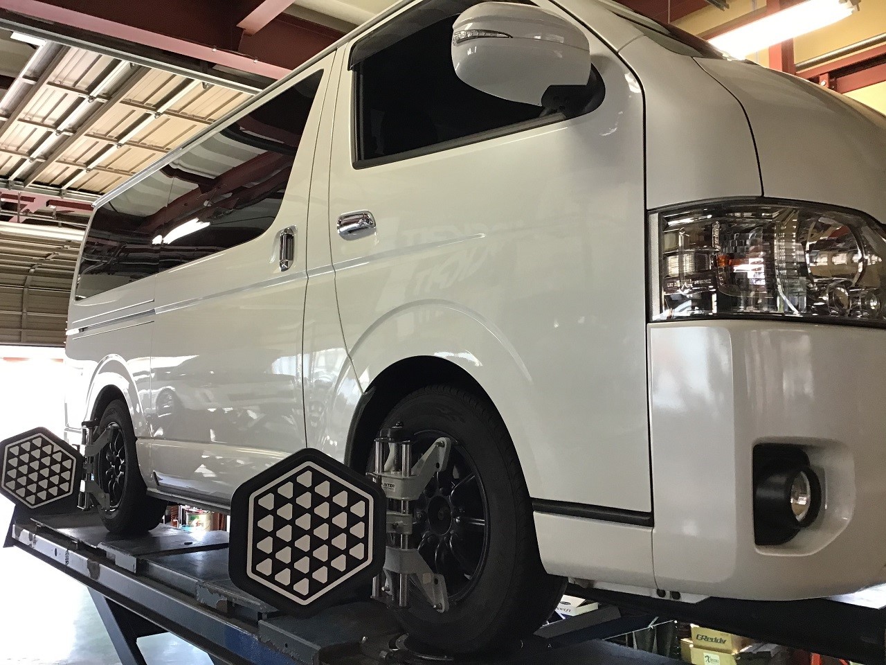 ハイエースgdh6v アライメント調整 トヨタ ハイエース スタッフ日記 コクピットロフト 長岡川崎店 車 のカスタマイズにかかわるスタッフより