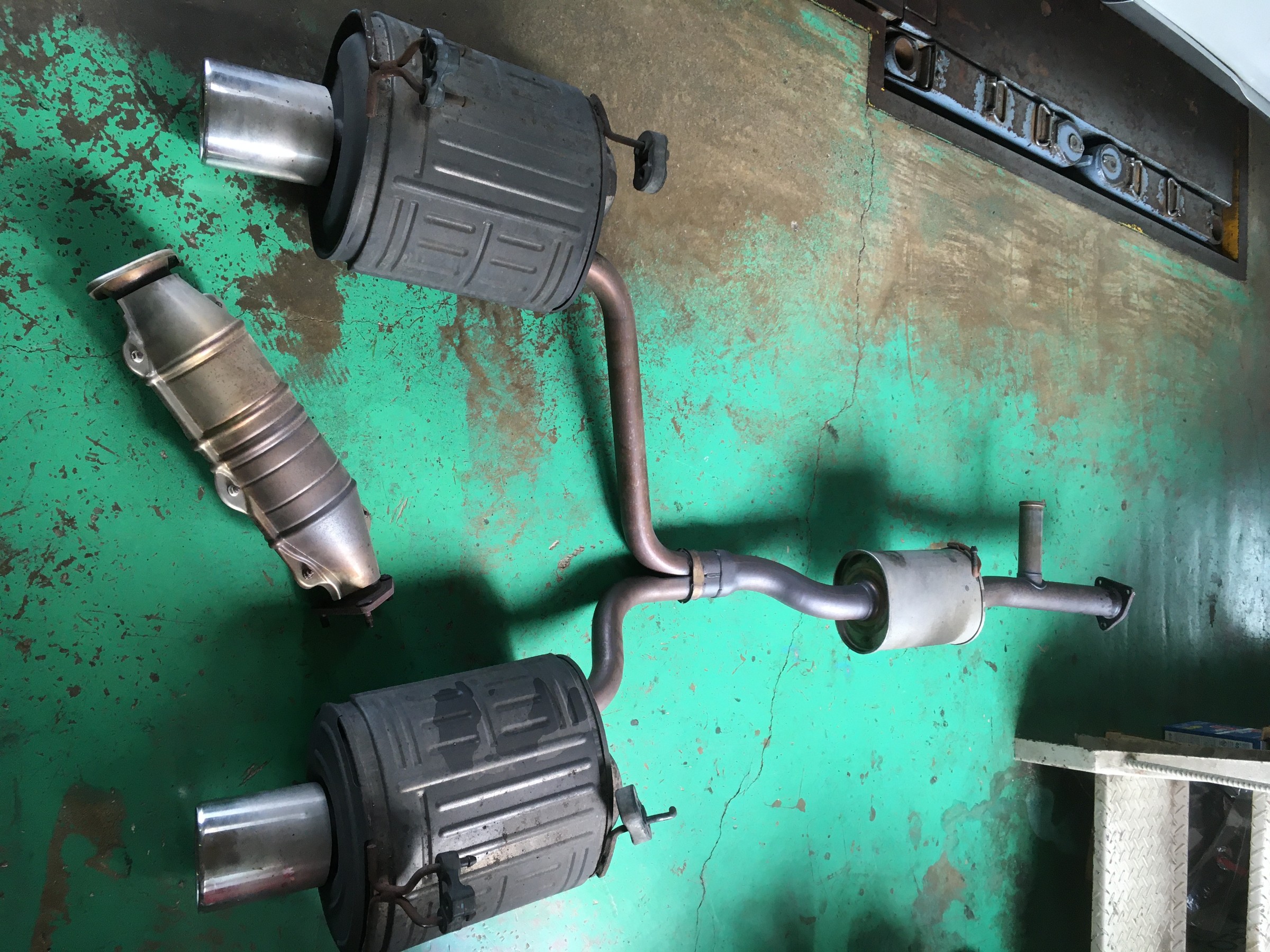 取り外した純正マフラー＆触媒