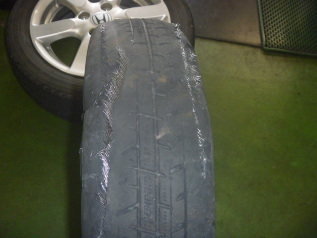 非常に危険なタイヤのバースト 汗 ホンダ N Boxカスタム タイヤ タイヤ タイヤ ホイール交換 店舗日記 コクピット 麻生 車のカスタマイズにかかわるスタッフより