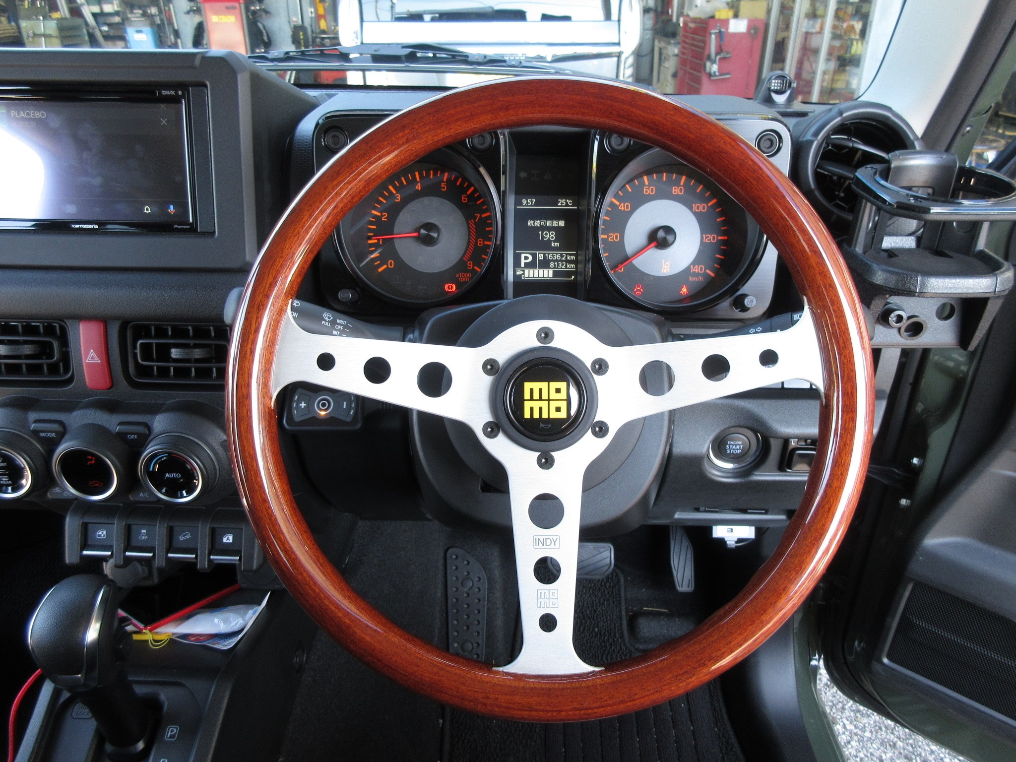 モモステ　モモ　ステアリング　ジムニー 誰もが憧れた往年のモモステは現行車に付けても良い雰囲気でした