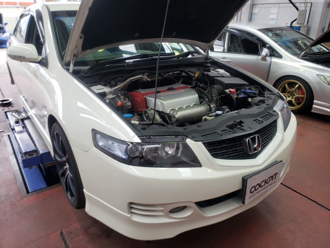 アコード Cl7 ハブベアリング交換 スタッフ 日記 コクピット 荒井 車のカスタマイズにかかわるスタッフより