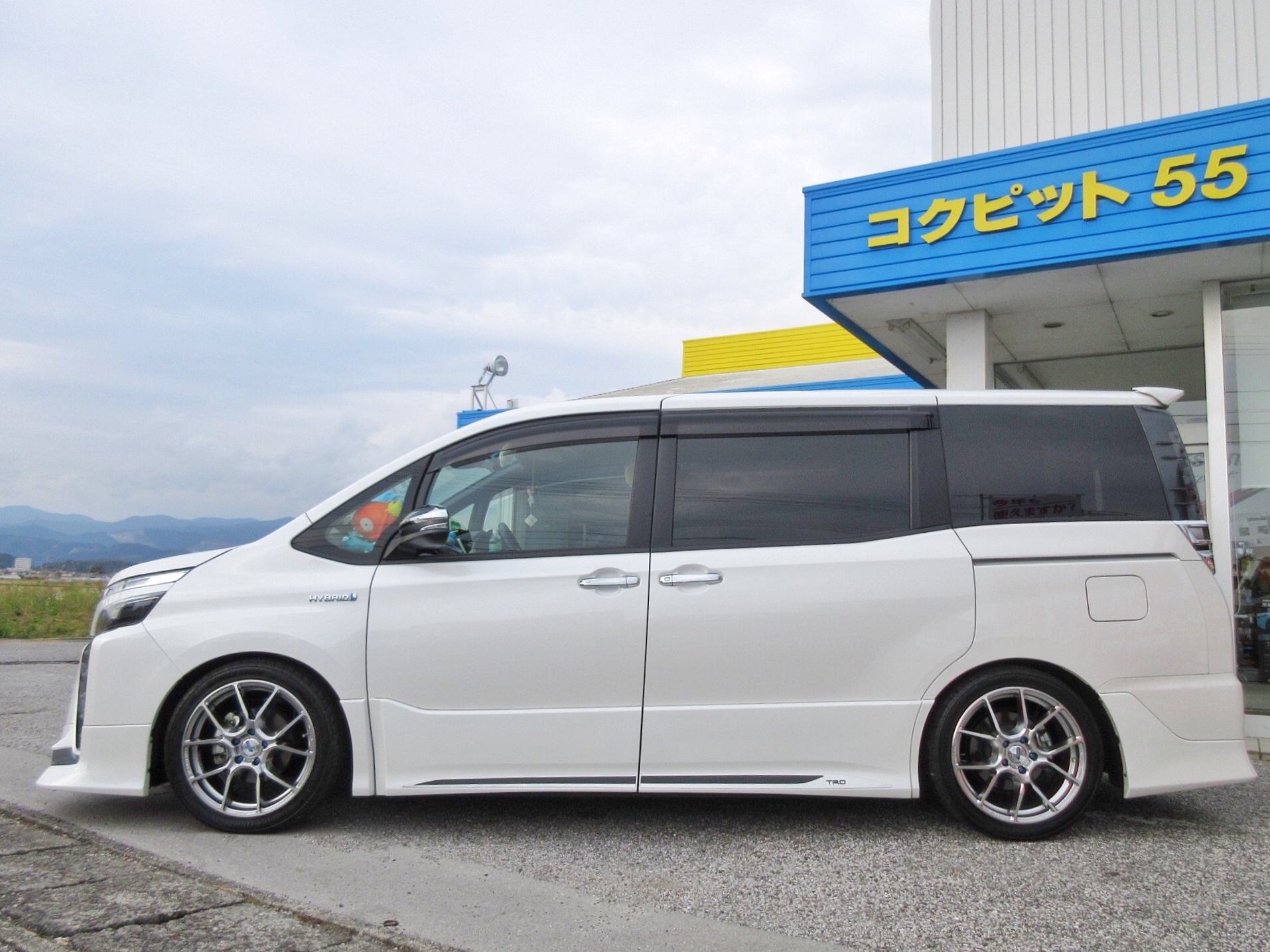 家族が乗るミニバンでも走りを思いっきり楽しんじゃいます 家族が乗るミニバンでも走りを思いっきり楽しんじゃいます