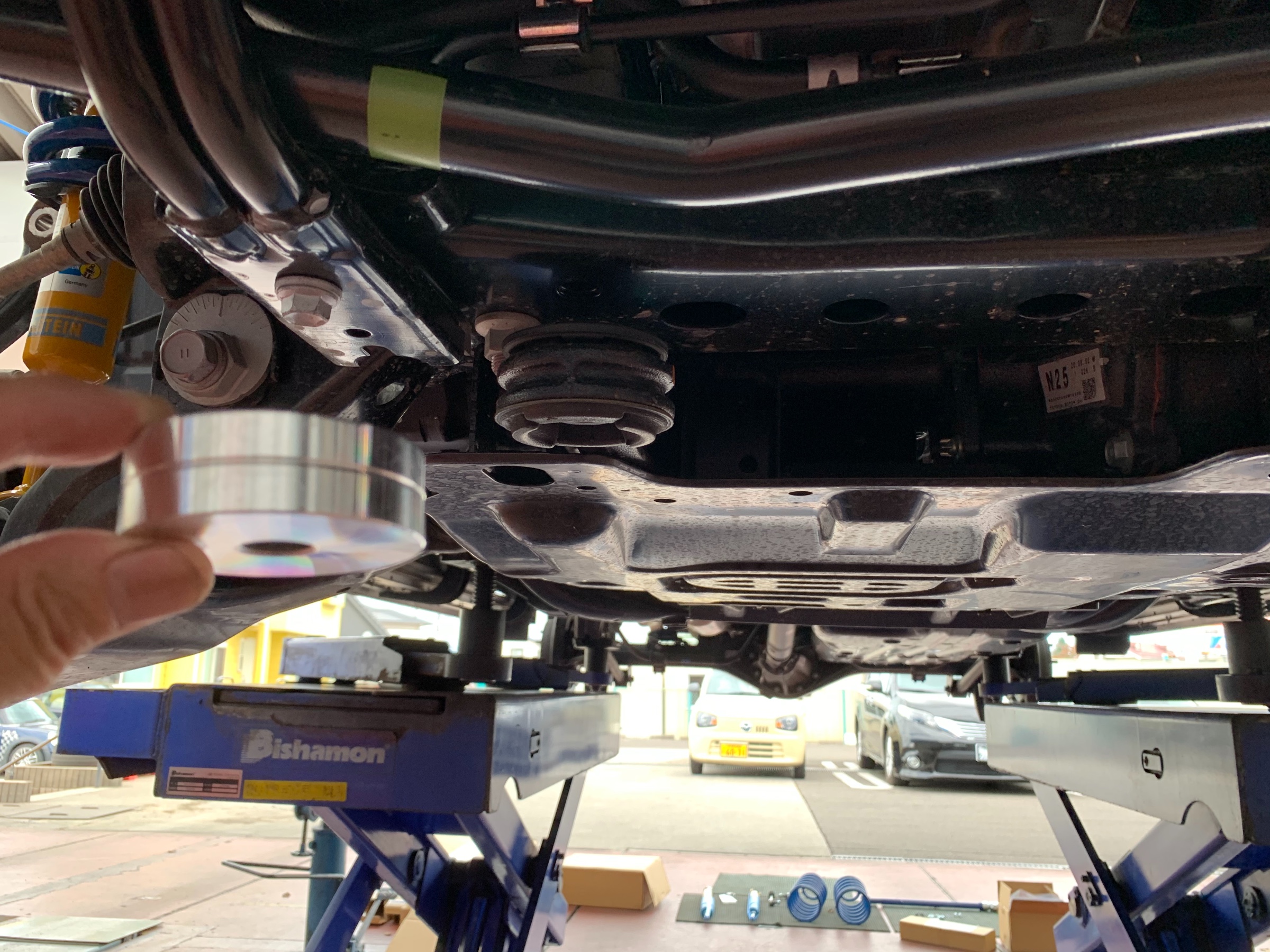 ランクル プラド サスキット取り付け トヨタ ランドクルーザープラド スタッフ 日記 コクピット 荒井 車 のカスタマイズにかかわるスタッフより