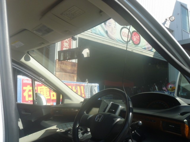 フリードに前後2カメラのドライブレコーダーを取り付け ホンダ フリード Av カーナビ ドライブレコーダー Etc Av カーナビ ドライブレコーダー Etc ドライブレコーダー取付 アフターパーツ取り付け事例 コクピット 麻生 お店の得意技紹介