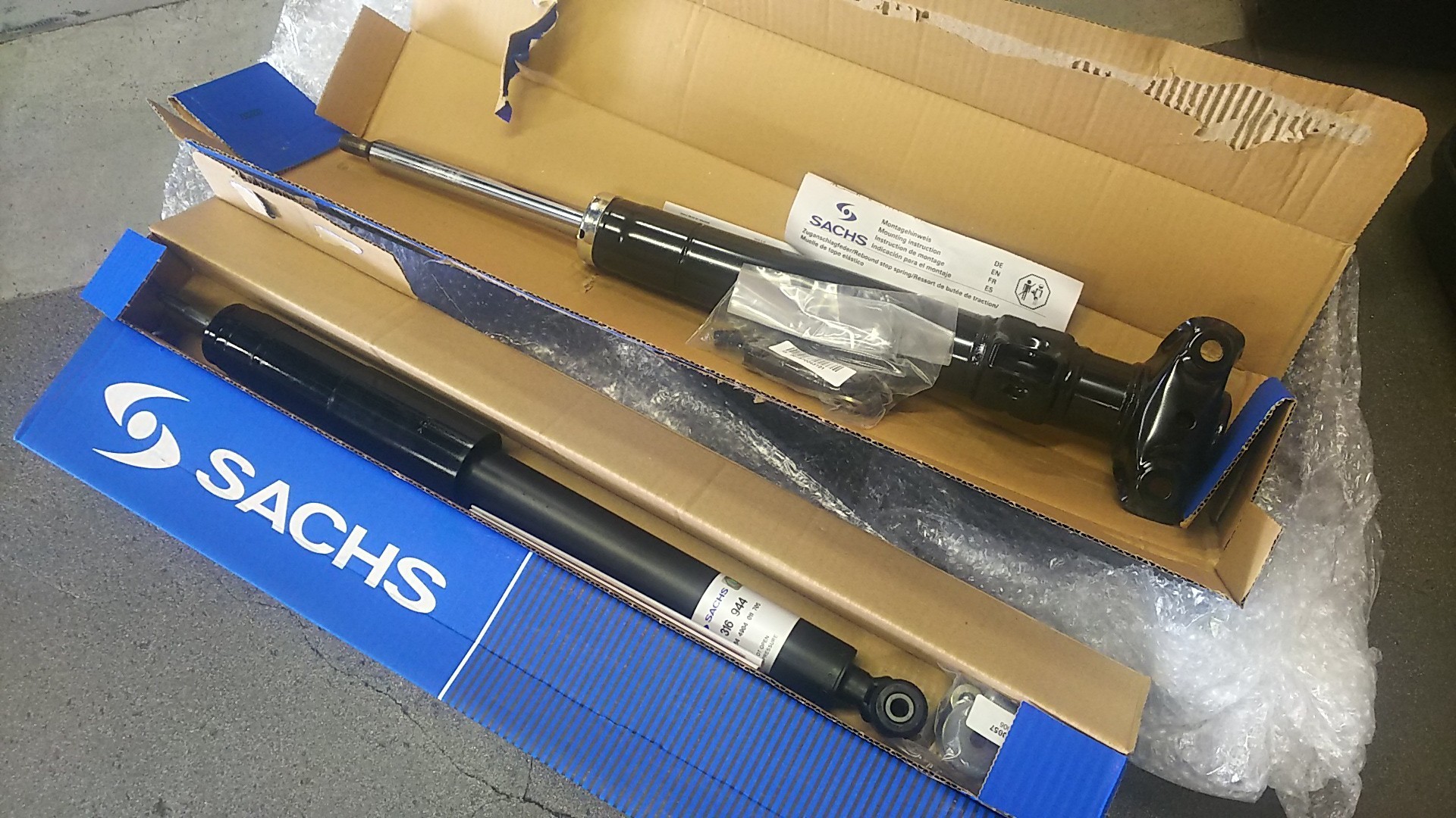 W124 Mercedes-Benz E320】x【SACHS Shock Absorber】 | メルセデス