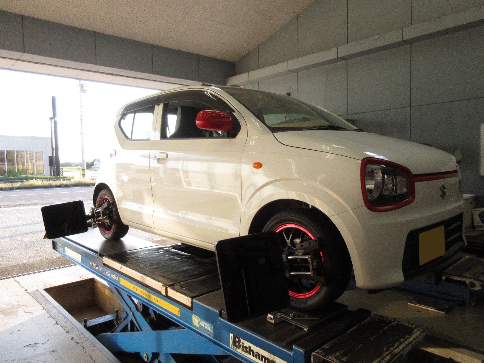 赤メガネに一番似合う クツ は やっぱりこれでした スズキ アルト Ha36s に車高調とタイヤ ホイールの取り付け スズキ アルト 店長アサコのブログ コクピット 55 車のカスタマイズにかかわるスタッフより