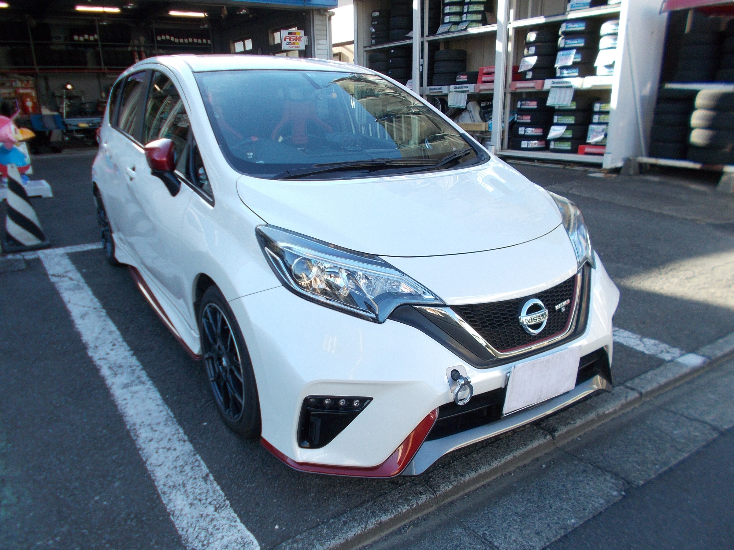 ノート ニスモs エンジンオイル ミッションオイル交換 日産 ノートnismo S メンテナンス オイル バッテリー他 メンテナンス オイル バッテリー他 エンジンオイル交換 作業日誌 コクピット 川越 お店の得意技紹介
