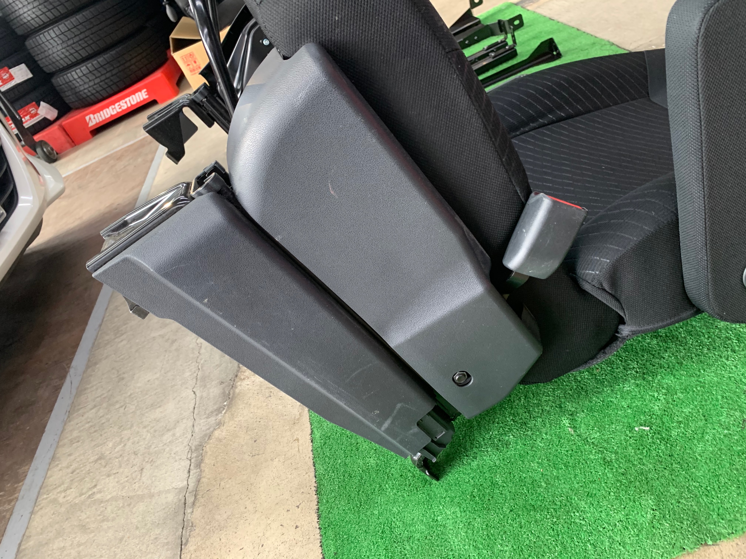 タンク レカロシート取り付け トヨタ タンク スタッフ 日記 コクピット 荒井 車のカスタマイズにかかわるスタッフより