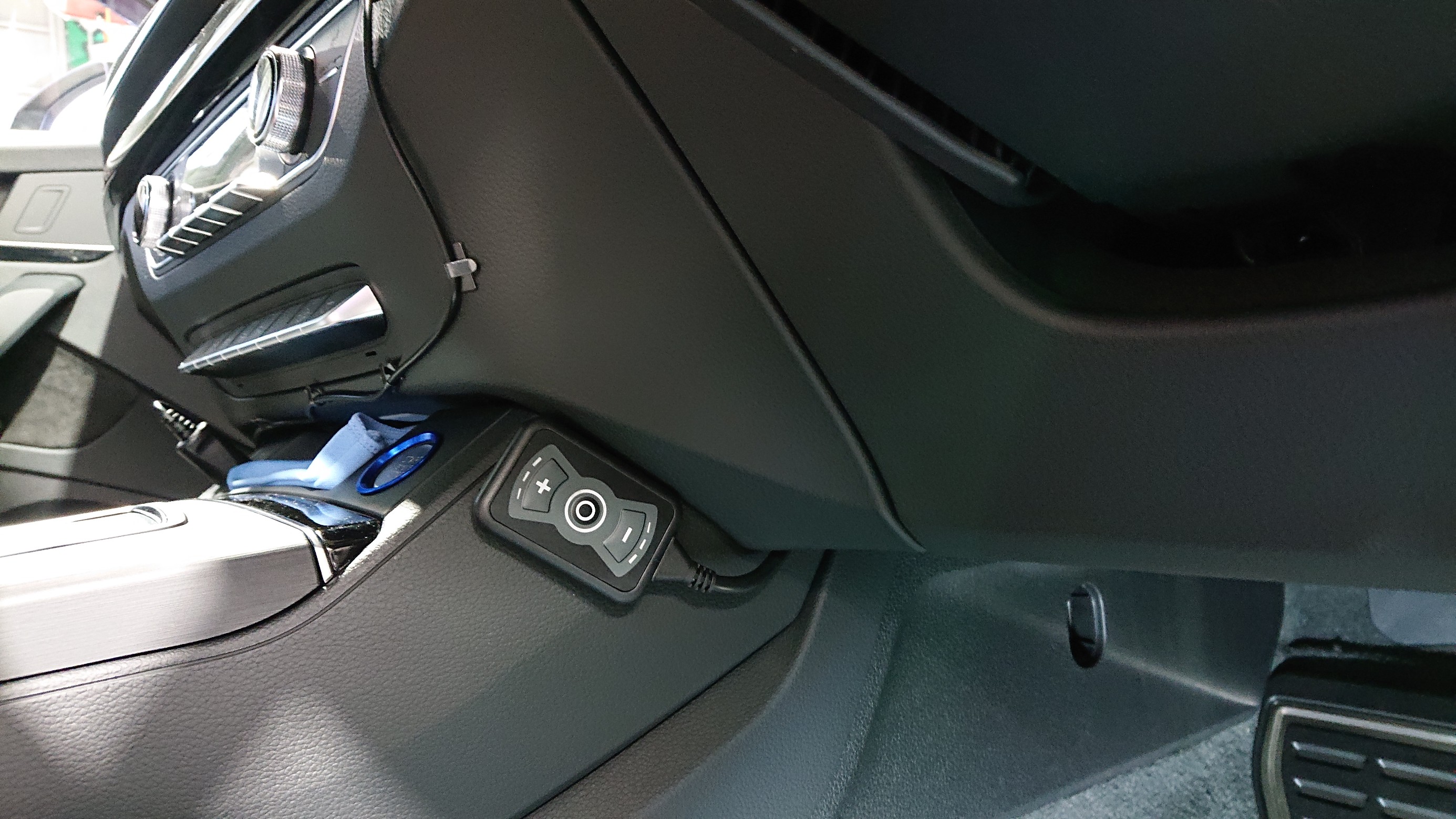 DTE SYSTEMS スロットルコントローラー New PPT の取付 ／ Audi Q5 40 TDI quattro FY | アウディ Q5  吸・排気系 吸・排気系 > 吸排気系関連パーツ取付 | Feel Book | スタイルコクピット フィール | 車のカスタマイズにかかわるスタッフより