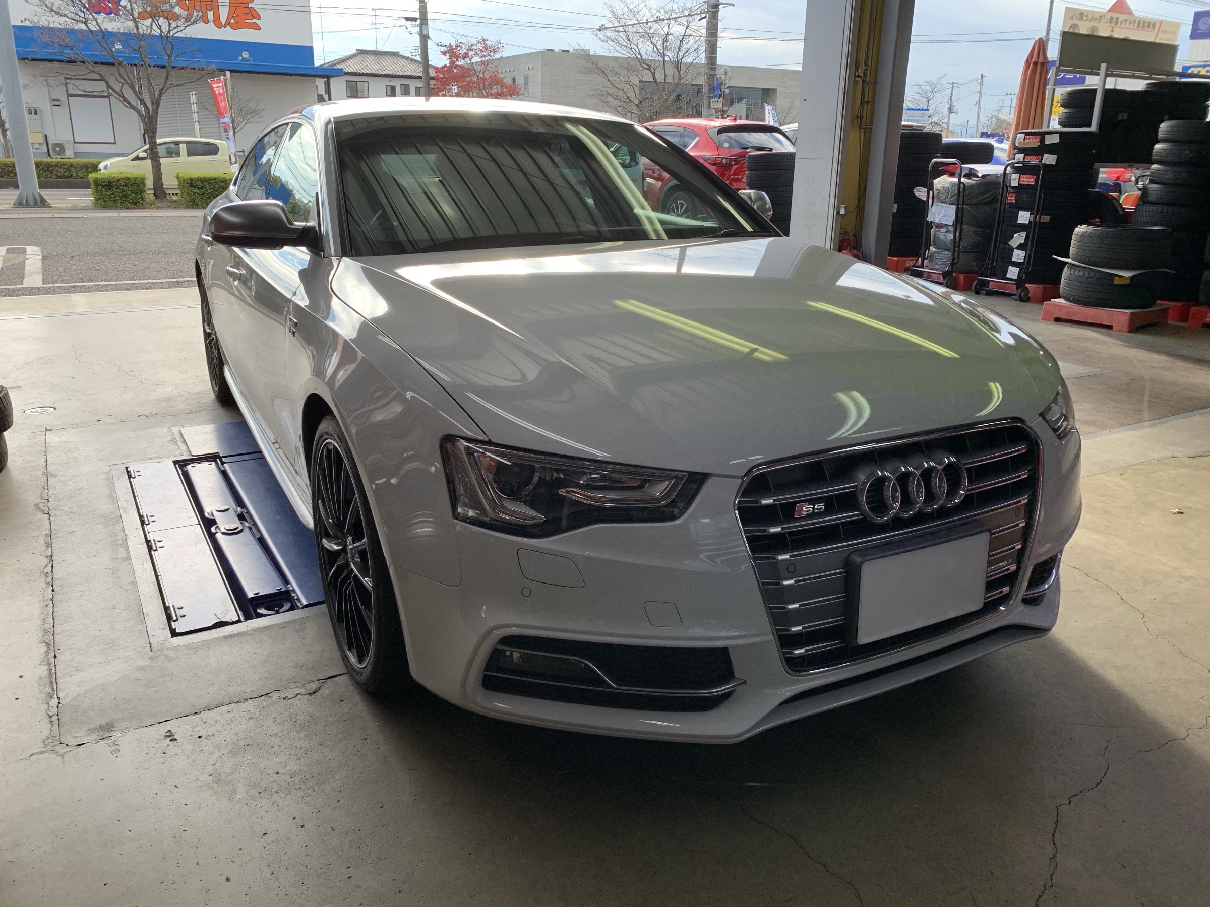 アウディ S5 サブコン取り付け アウディ S5 スタッフ 日記 コクピット 荒井 車のカスタマイズにかかわるスタッフより