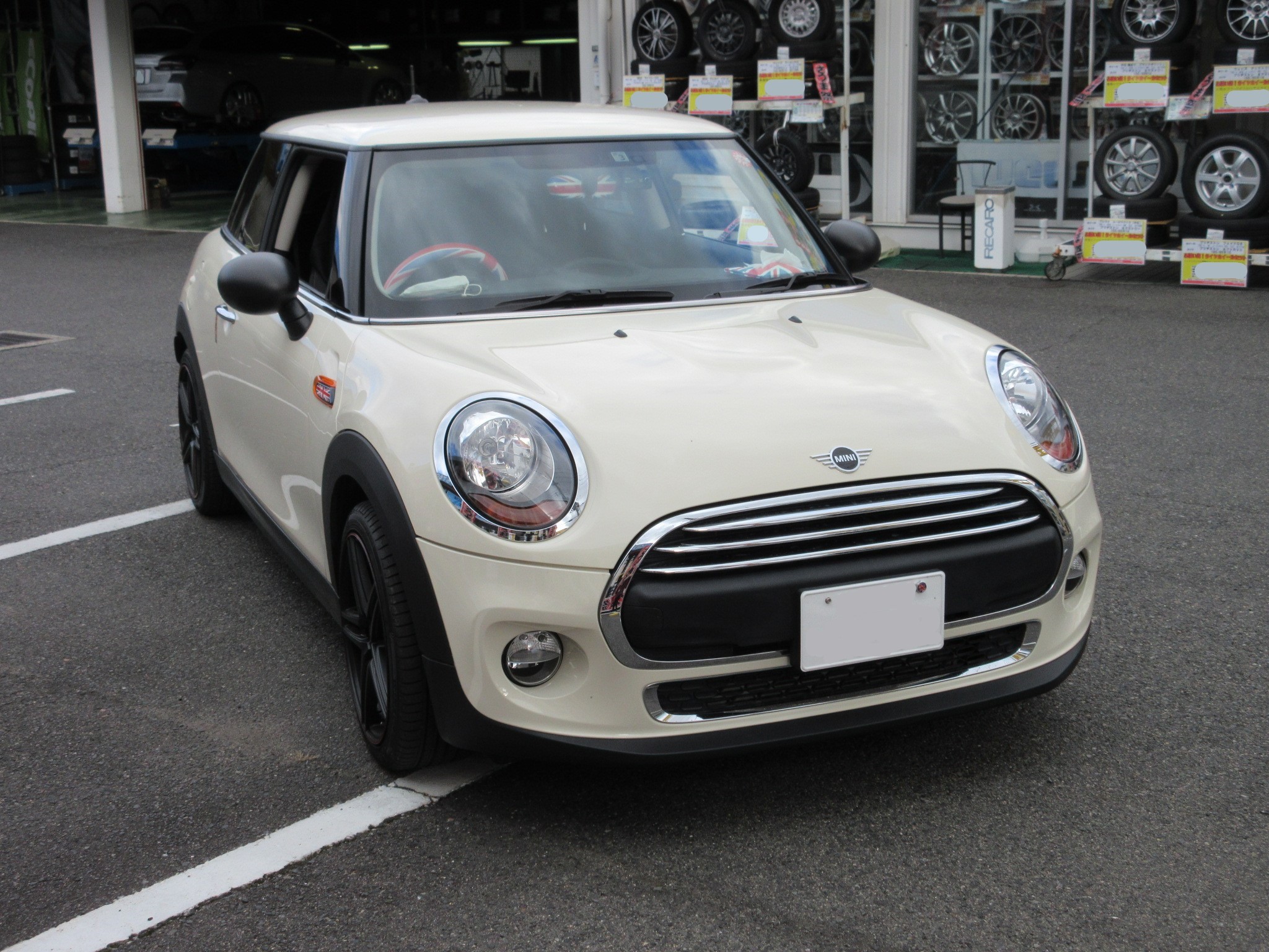 おしゃれなf56ミニのご入庫です Bmw Mini Av カーナビ ドライブレコーダー Etc Av カーナビ ドライブレコーダー Etc オーディオ取付 Staff日記 コクピット さつま貝塚 車のカスタマイズにかかわるスタッフより