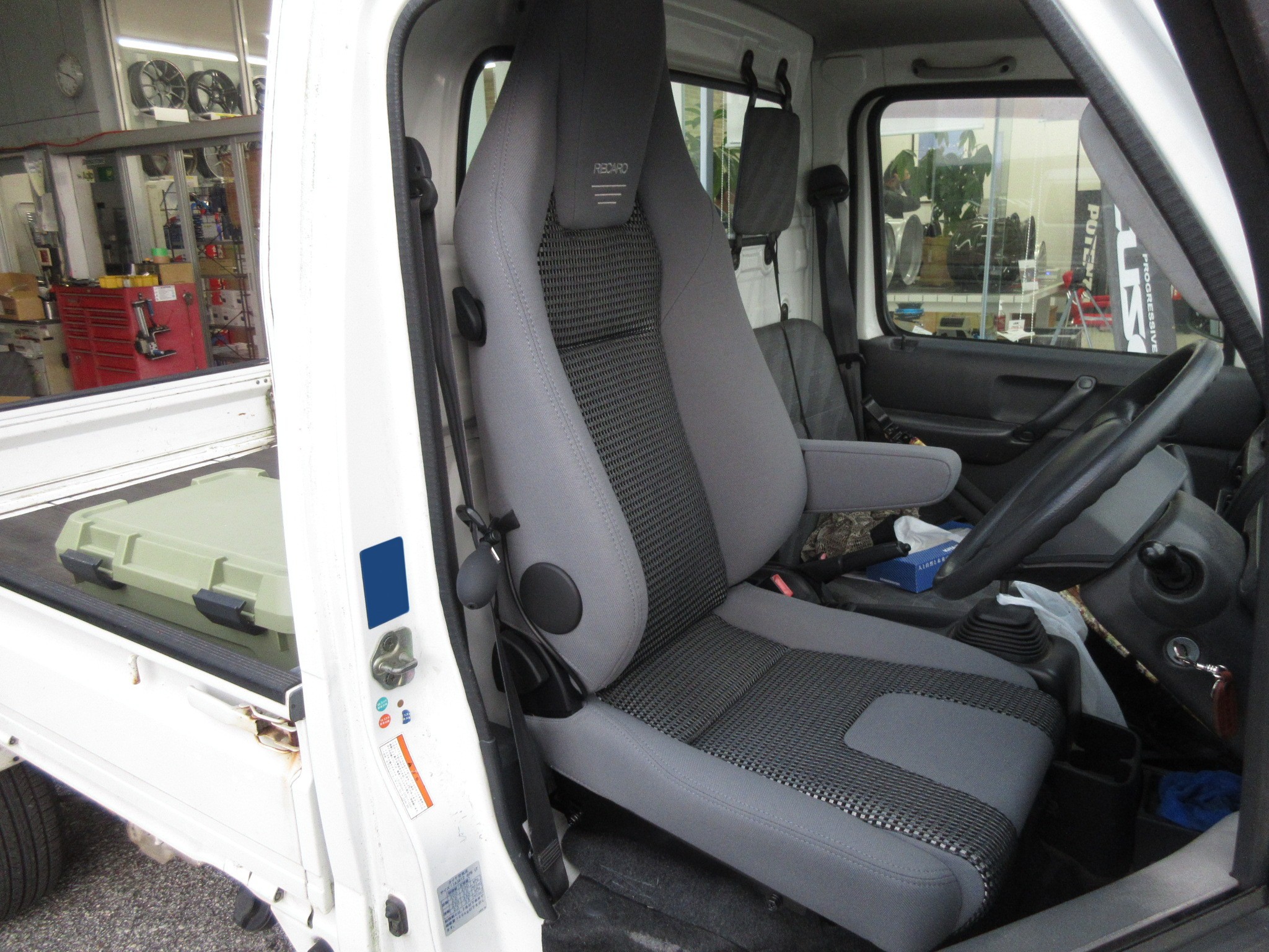 毎日苦痛な軽トラドライバー必見です！スズキ キャリイ トラック（DA63T）に「RECARO LXF」の取り付け！ スズキ キャリイ 店長アサコのブログ コクピット 55 車
