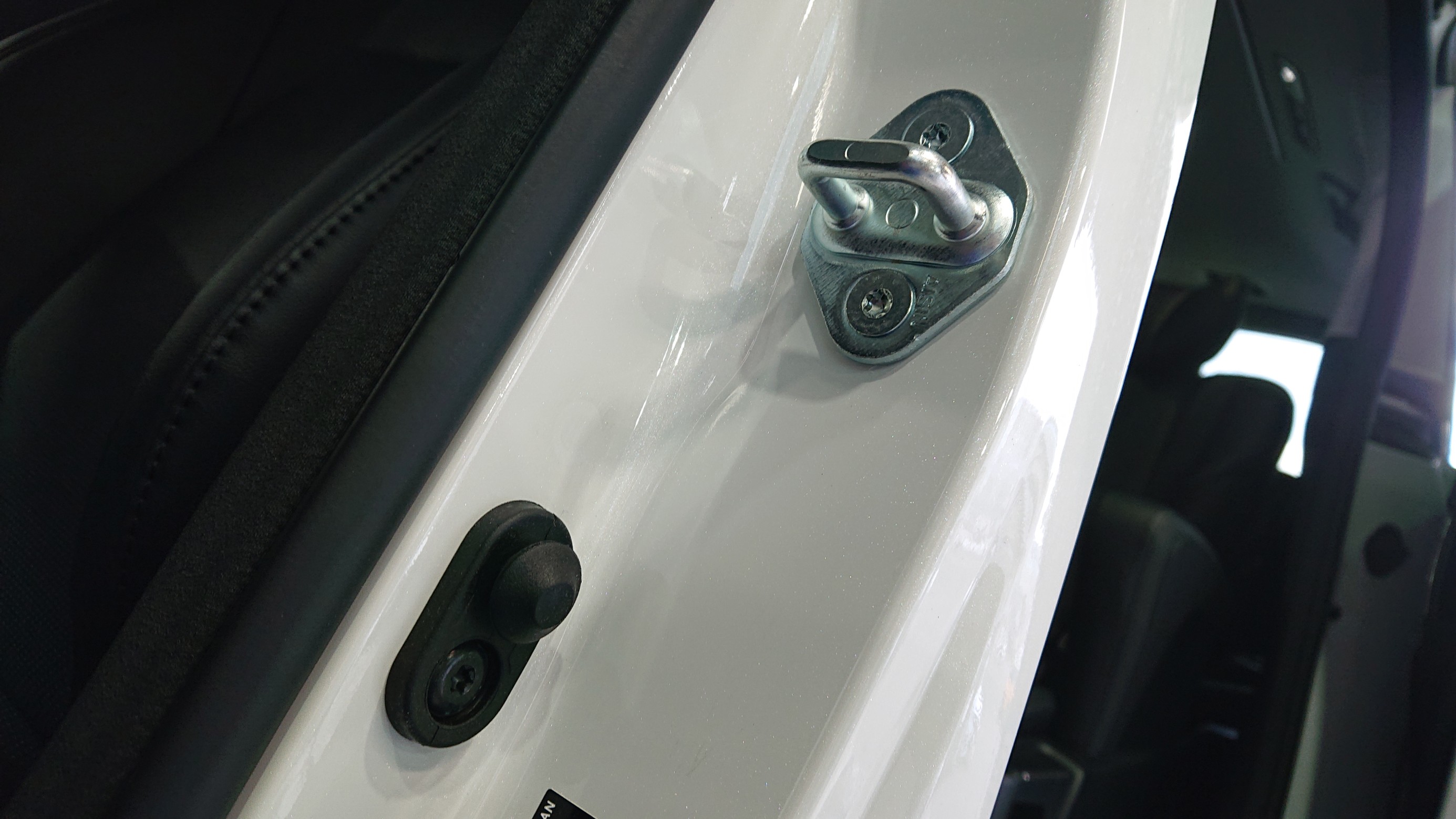サンダーボルト ジャパン の新商品 鍛造チタニウム M8 ドアストライカーボルト取付作業を5台紹介します レクサス Rc F インテリア Feel Book スタイルコクピット フィール 車のカスタマイズにかかわるスタッフより